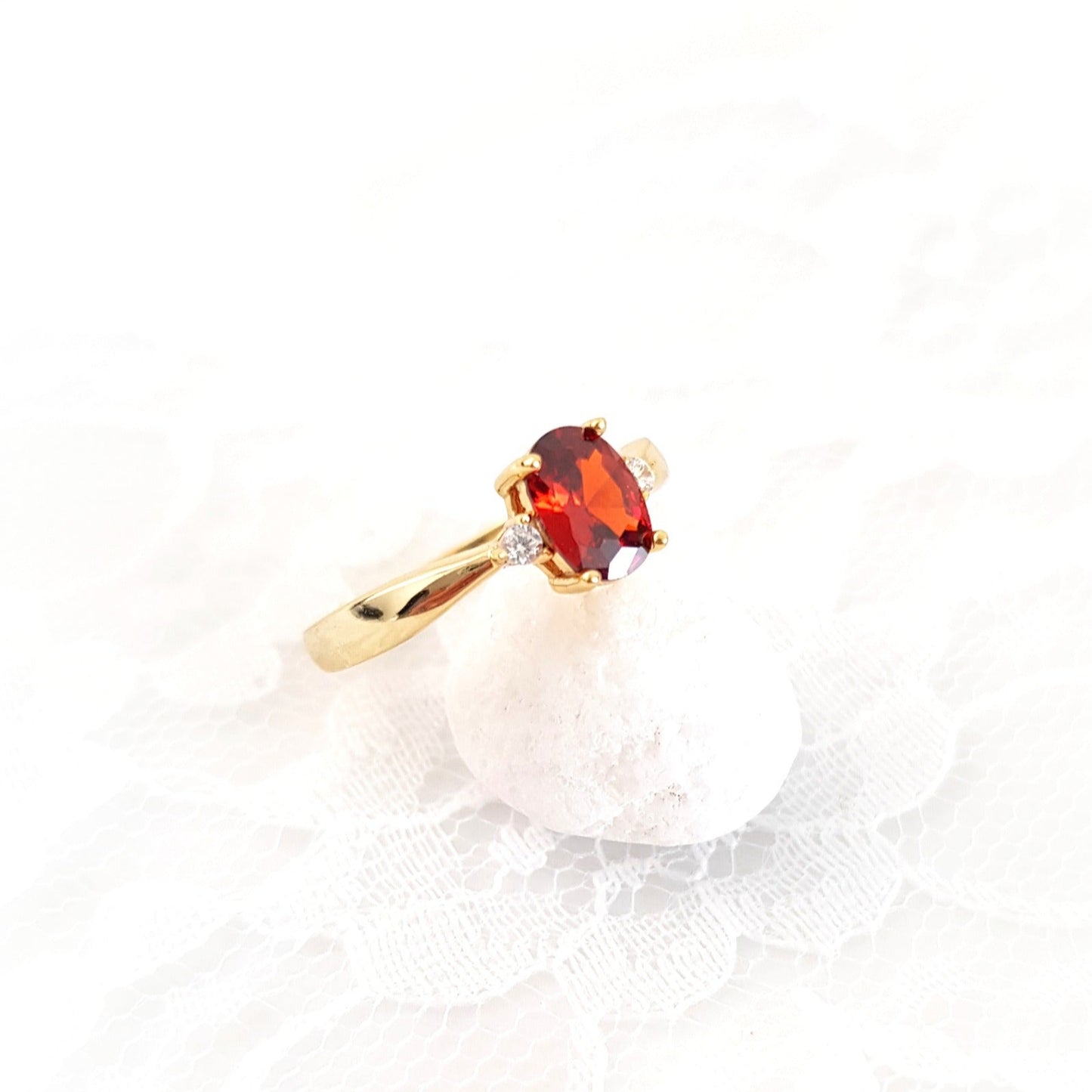 Roter Granat Ring, red garnet Ring, roter Ring, gold Ring, Damenring, Fingerring, goldener Ring, Granat Ring, Garnet Ring, ring for women, ring gift, ring jewelry, red ring, red stone ring, eleganter roter Granat Ring mit ovalem geschliffenen Stein in Krappenfassung mit weissen Zirkon Steinchen vergoldet