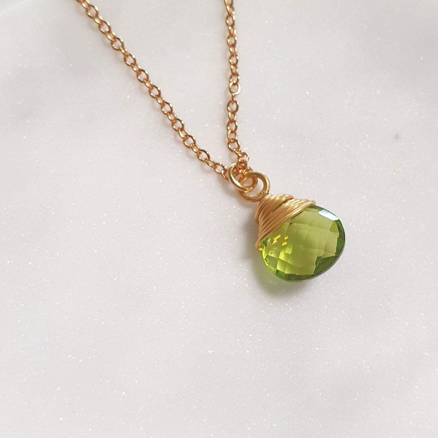 Peridot Anhänger Halskette, Peridot Halskette, Peridot Kette, Peridot necklace, grüner Peridot Edelstein anhänger drahtumwickelter Schmuck Halskette mit Peridot Anhänger in Tropfenform goldene Halskette