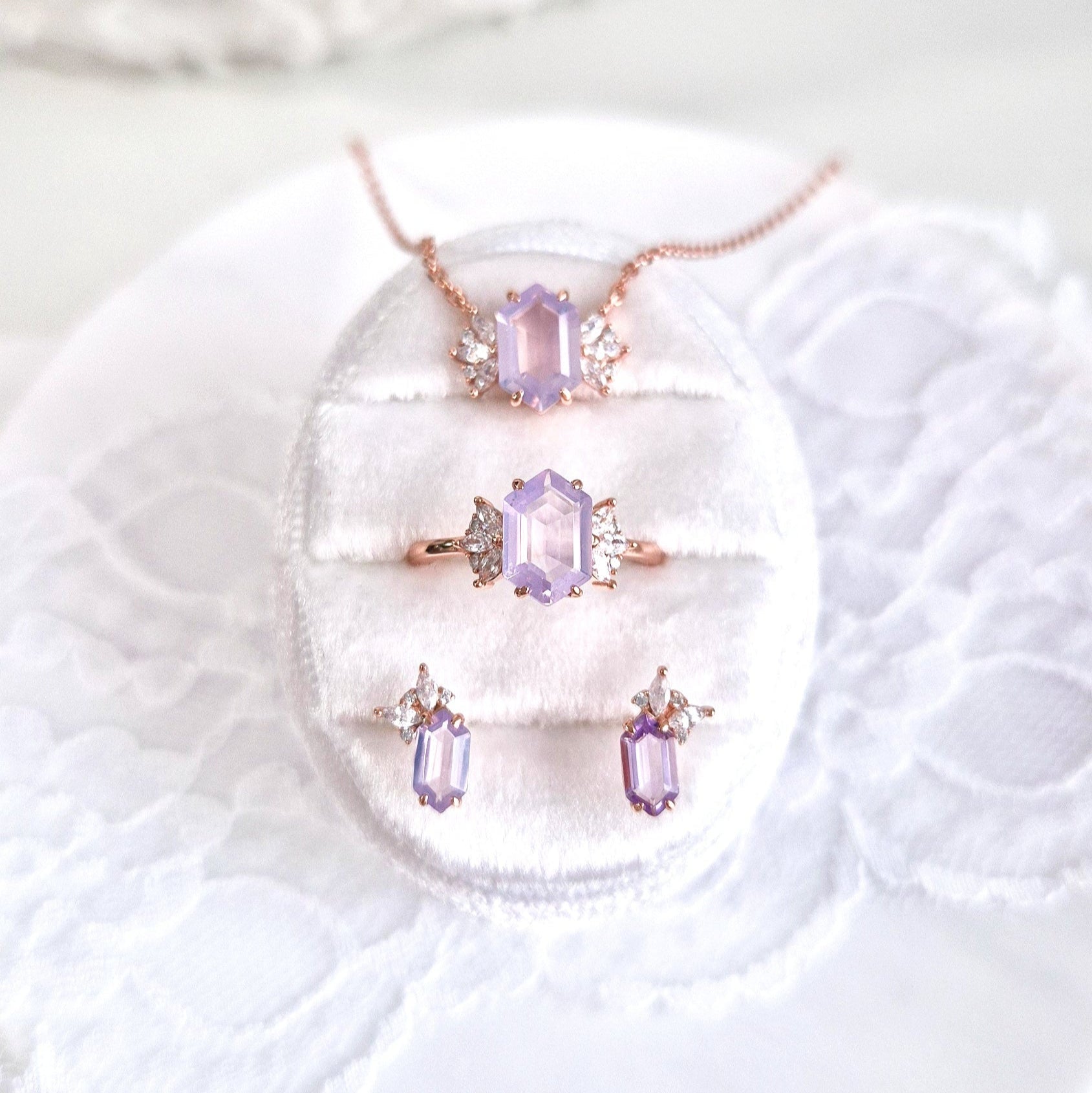 Lavendelquarz Schmuckset, Schmuckset Lavendelquarz, Lavender quartz jewelry set, Parure de bijoux en quartz lavande, Set di gioielli in quarzo lavanda, Schmuckset, jewellery set, Rosegold Schmuck, Silber Schmuck Set, Rose Gold Schmuckset, rose gold jewelry set, Rose gold jewelry, Lavendelquarz Ohrringe, Lavendelquarz Halskette, Lavendelquarz Ring, Schmuck, Ring, Ohrringe, Ohrstecker, Ring