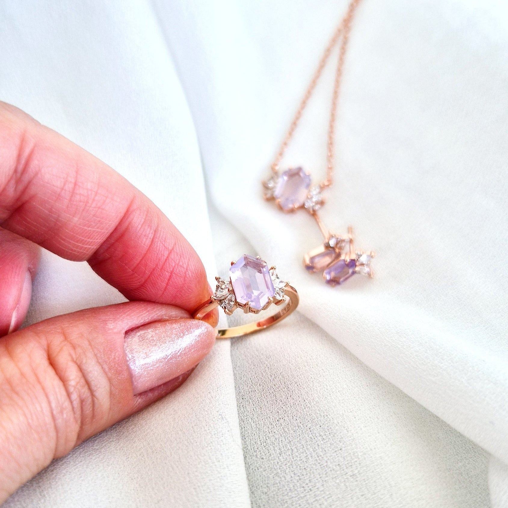 Lavendelquarz Schmuckset, Schmuckset Lavendelquarz, Lavender quartz jewelry set, Parure de bijoux en quartz lavande, Set di gioielli in quarzo lavanda, Schmuckset, jewellery set, Rosegold Schmuck, Silber Schmuck Set, Rose Gold Schmuckset, rose gold jewelry set, Rose gold jewelry, Lavendelquarz Ohrringe, Lavendelquarz Halskette, Lavendelquarz Ring, Schmuck, Ring, Ohrringe, Ohrstecker, Ring