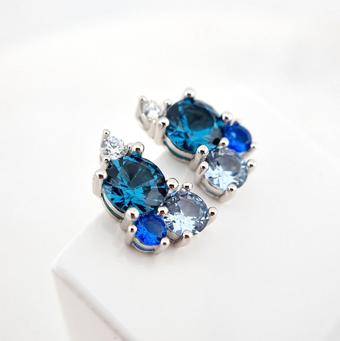 Blau Topas Ohrringe, London Blue Topaz Earrings, Blautopas Ohrringe, Topas Ohrstecker, Silber Ohrringe mit blauen Edelsteinen, Silver Earrings