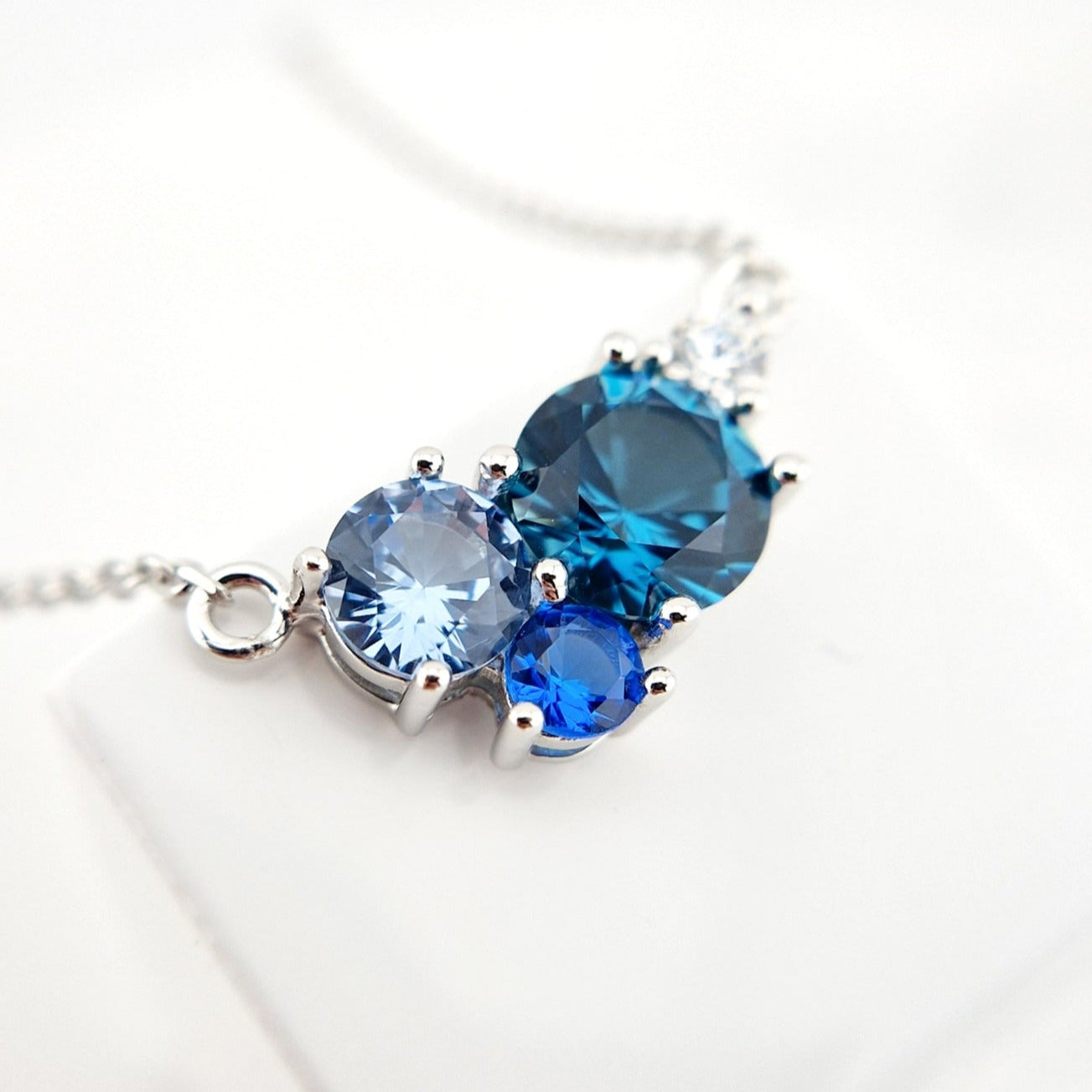 Blau Topas Kette, London Blue Topaz Necklace, Silber Halskette mit Blautopas, Aquamarin und blauem Saphir Edelstein, Edelstein Kette Silber