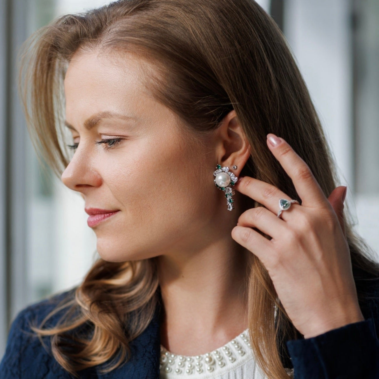 Luxuriöse-Ohrringe, elegantes weibliches MOdel mit wunderschönen grossen Perlen Ohrringen, Moosachat Ring und elegant gekleidet, Luxury-earrings, boucles-doreilles, orecchini, affordable luxury jewelry