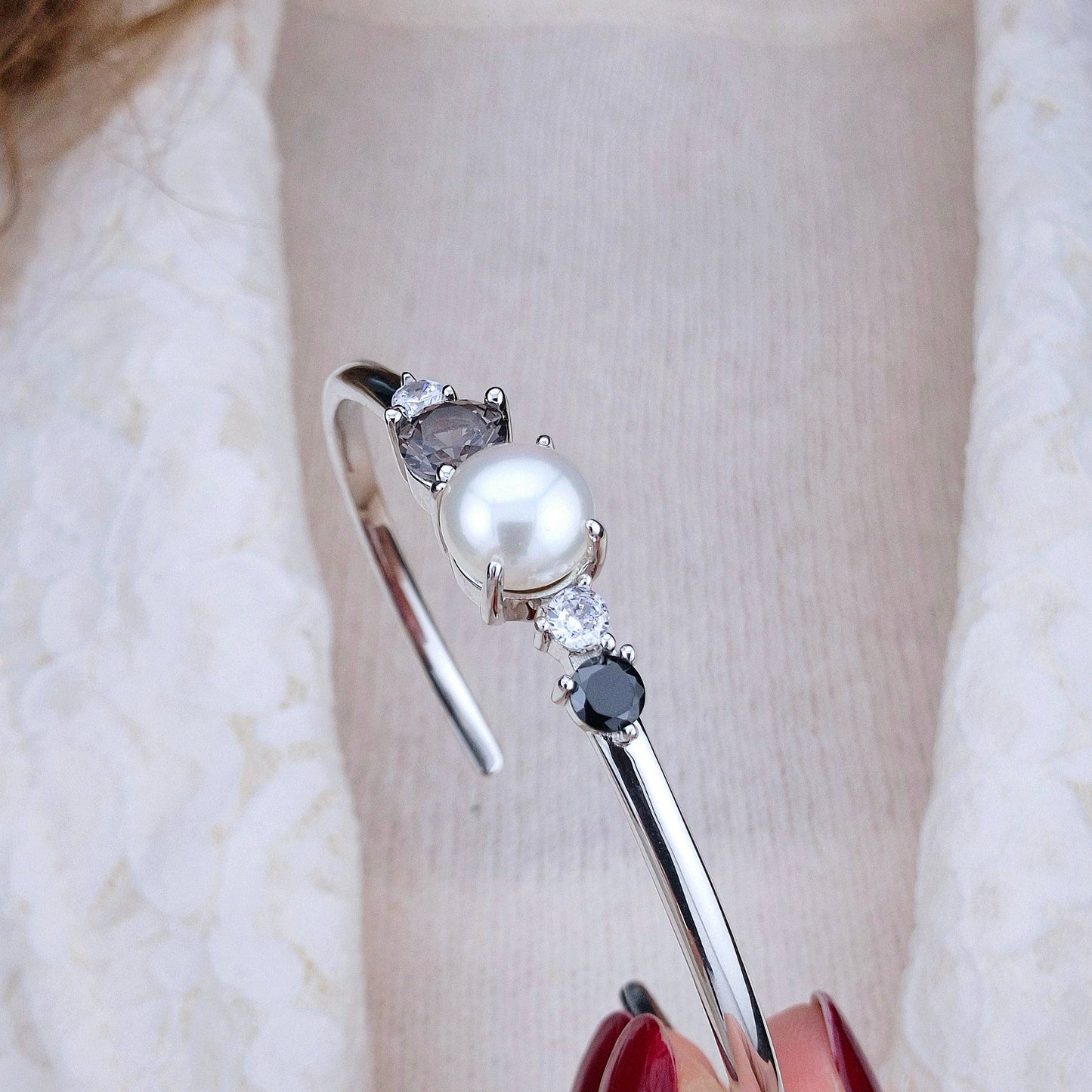 Pearl bangle, pearl bracelet, Perlen Armreif, Silber Armreif, Schmuck Schweiz, Grey pearl bracelet, black pearl bracelet, white pearl bracelet, elegant jewelry shop, swiss jewelry shop, Edelstein Schmuck Schweiz, Silver Bangle, Silver bracelet, Armreif, Bangle
