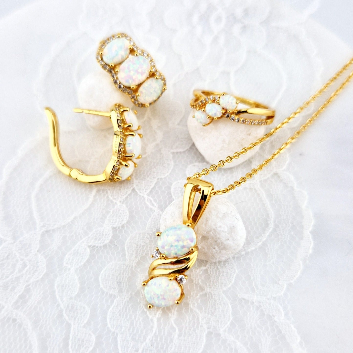 Opal Schmuckset, opal jewelry set, set be bijoux opale, Weiss Opal Schmuckset, Opal Schmuckset, White Opal jewelry set, Opal jewelry set, Opal Schmuck, Opal Jewelry, Opal earrings, Opal Ohrringe, goldene Ohrringe, Gold earrings, golden earrings, Opal ring, Opal necklace, Opal pendant necklace, Opal Halskette, Opal Kette, goldener Schmuck, gold jewelry