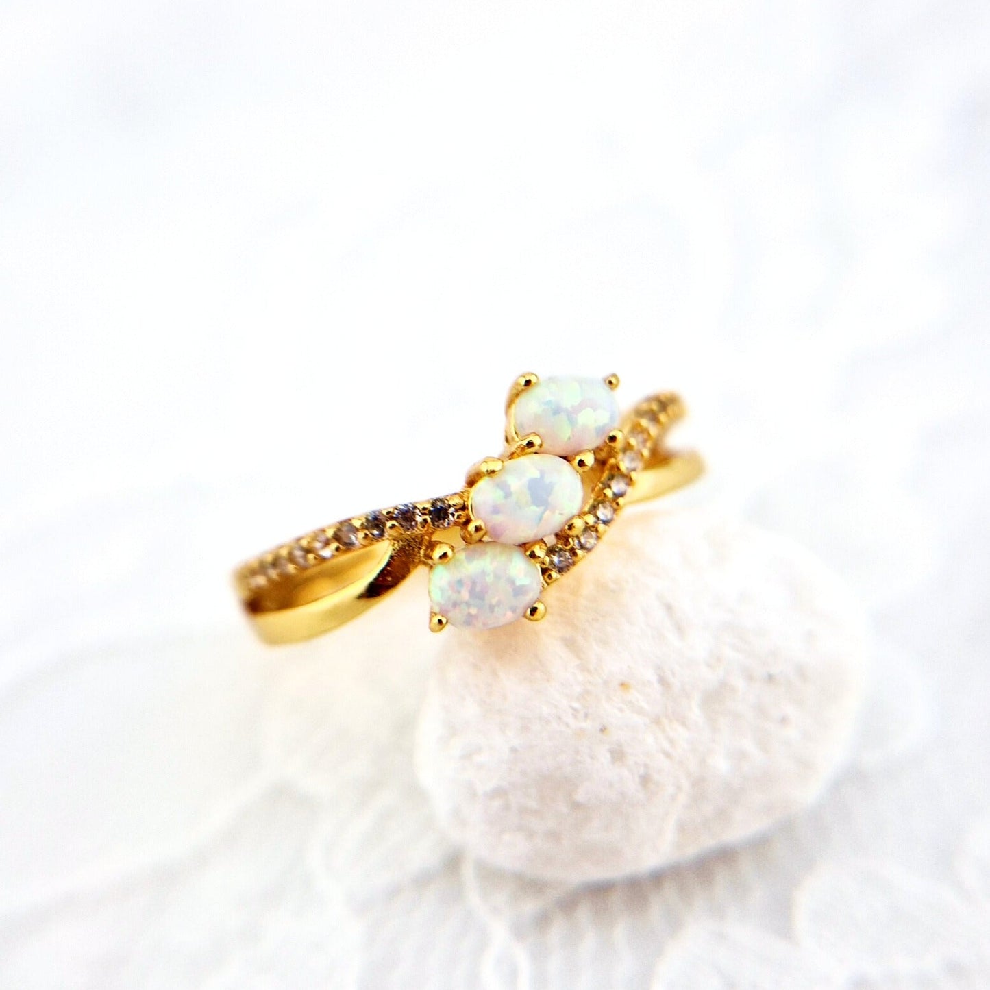 Weiss Opal Ring, Opal Ring, Ring, White Opal Ring, Opal Ring, golden Ring, three stone ring, gold Ring, Fingerring, Damenring, GOldener Ring, Ring mit Edelstein, Ring mit weissen Steinchen, white tone ring, ring with white stones, Gemstone Ring, Edelstein Ring Opal , bague opale