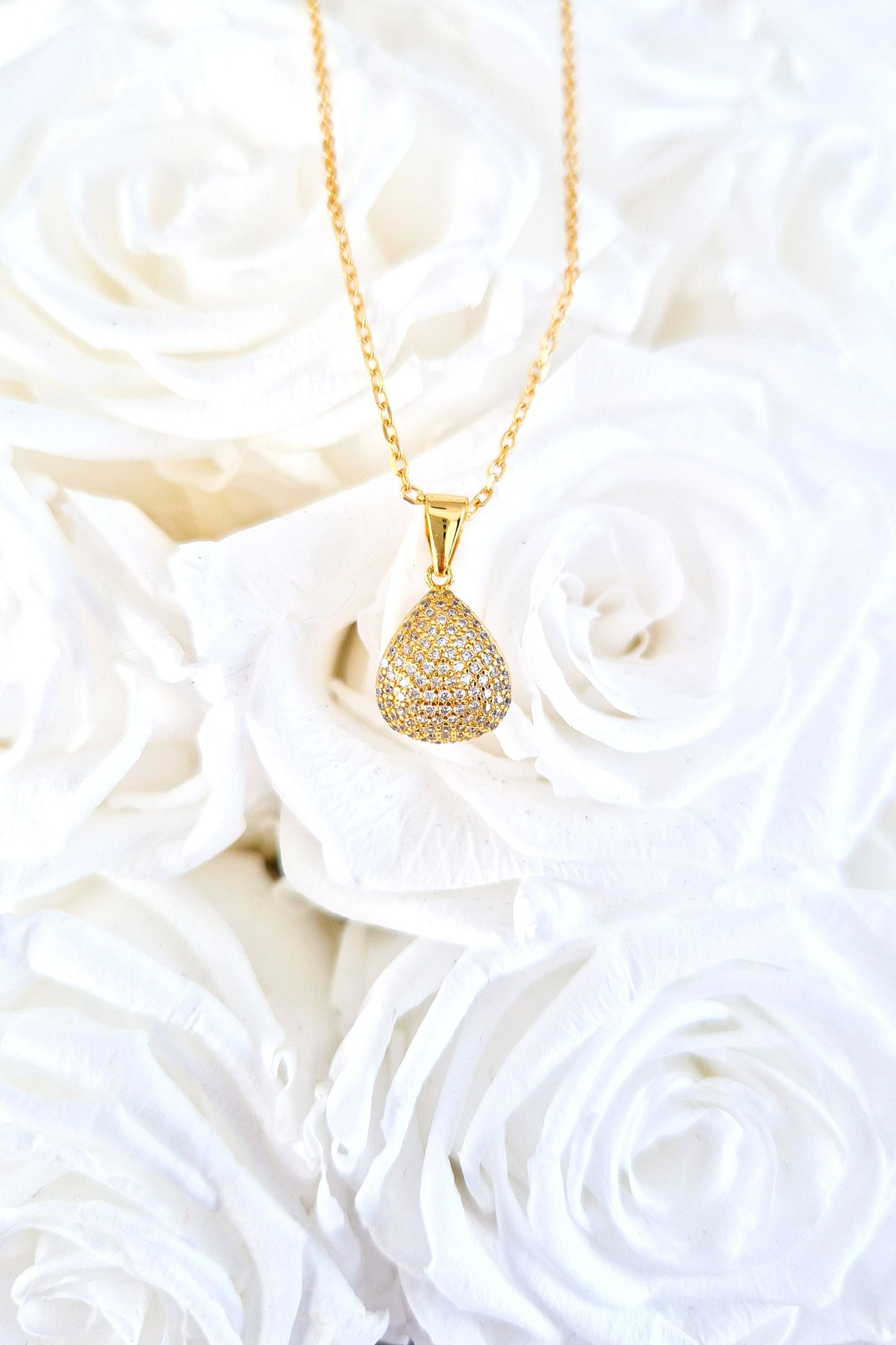 Pave Halskette, Pavé Necklace, Collana Pave, Collier Pavé, goldene Halskette mit Anhänger, golden Necklace, golden pendant ecklace, Anhänger Halskette Gold Kette Damen, minimalistische Halskette, Goldanhänger Kette, Halskette, necklace, pendant necklace, collana, collier