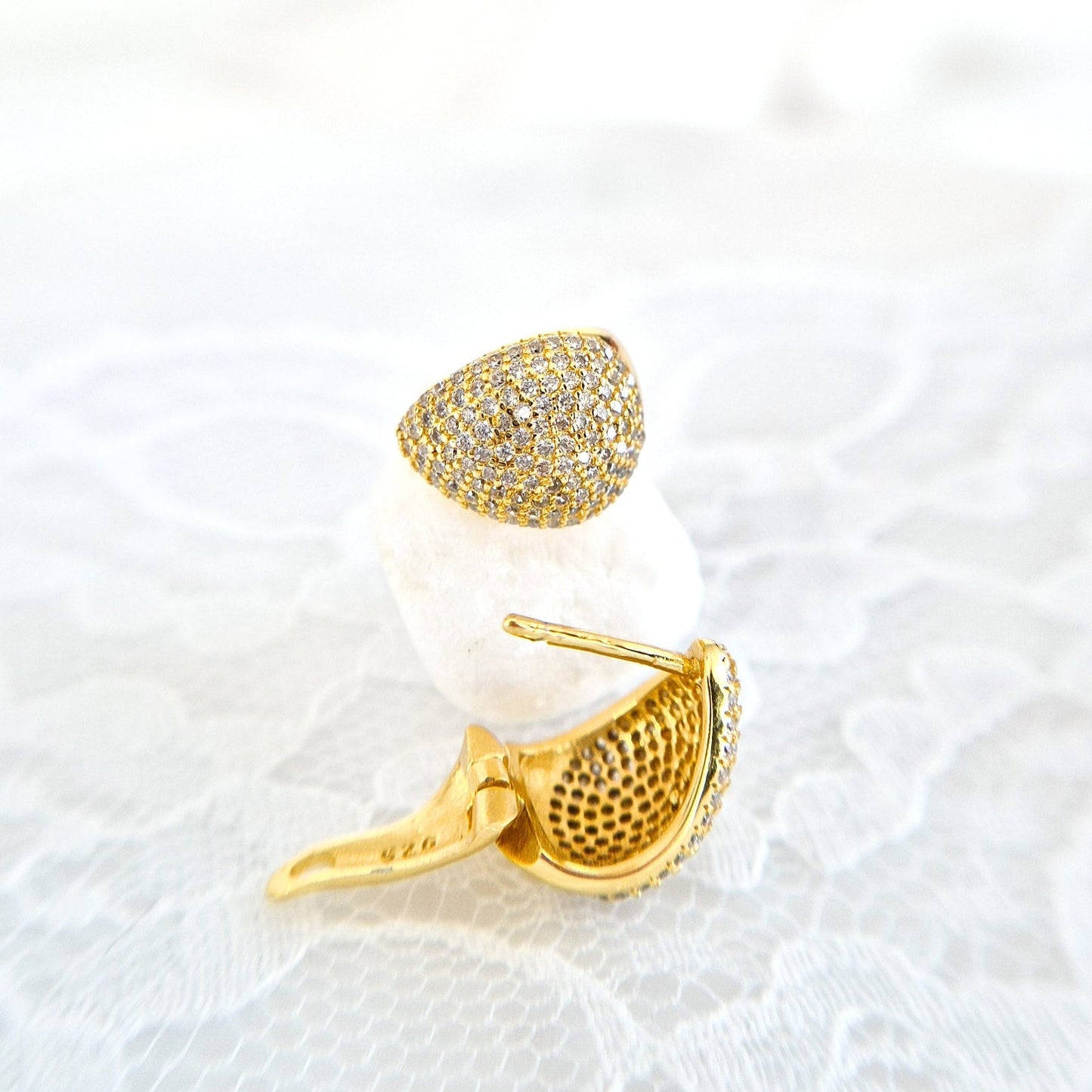 Pavé Ohrringe, Pavé earrings, Boucles doreilles pavé, Orecchini pavé, Gold Ohrringe, goldene Ohrringe, Goldene Creolen, Ohrringe, Creolen, golden Earrings, gold earrings, boucles doreed plaque dor, boucles doreilles, orecchini, huggie hoop earrings, hoop earrings, earrings, orecchini dorata