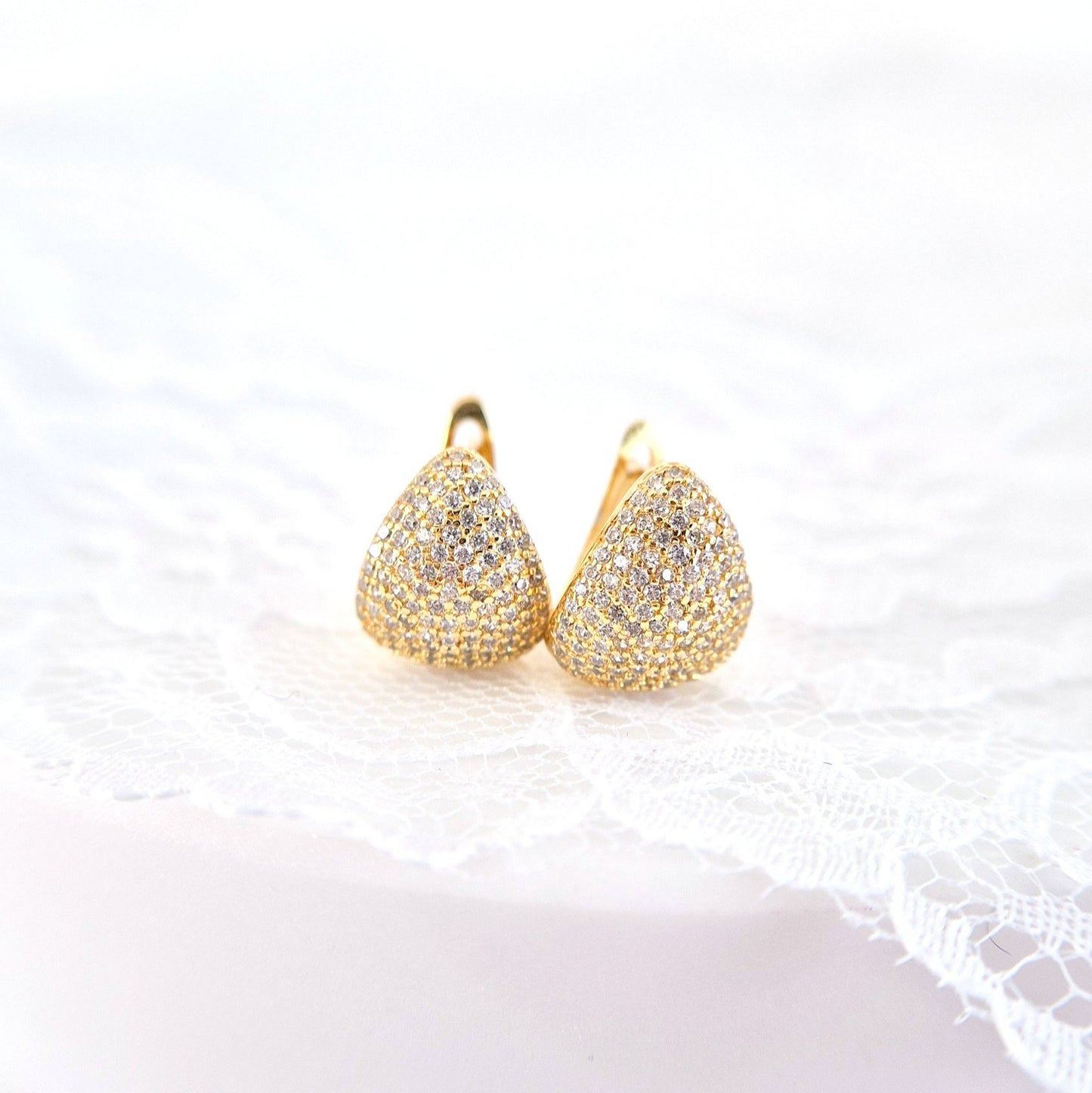 Pavé Ohrringe, Pavé earrings, Boucles doreilles pavé, Orecchini pavé, Gold Ohrringe, goldene Ohrringe, Goldene Creolen, Ohrringe, Creolen, golden Earrings, gold earrings, boucles doreed plaque dor, boucles doreilles, orecchini, huggie hoop earrings, hoop earrings, earrings, orecchini dorata