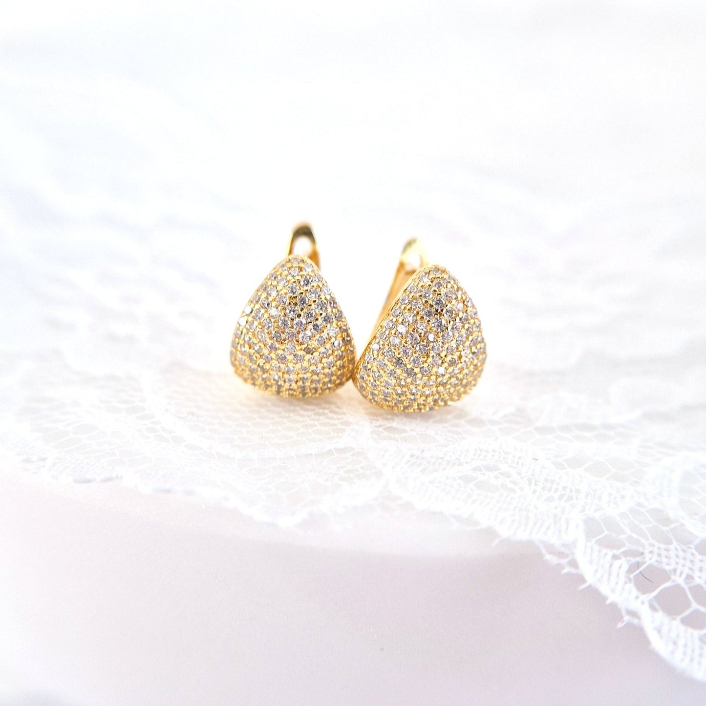 Pavé Schmuckset, Pave jewelry Set, Parure de bijoux pavée, Set di gioielli pavé, Gold Schmuckset, goldenes Schmuckset, Minimalistisches Schmuckset mit Pavé Fassung, golden jewelry sest, gold jewelry set, Pavé earrings, Pave Ohrringe, Pave necklace, Pave Halskette, Pave ring