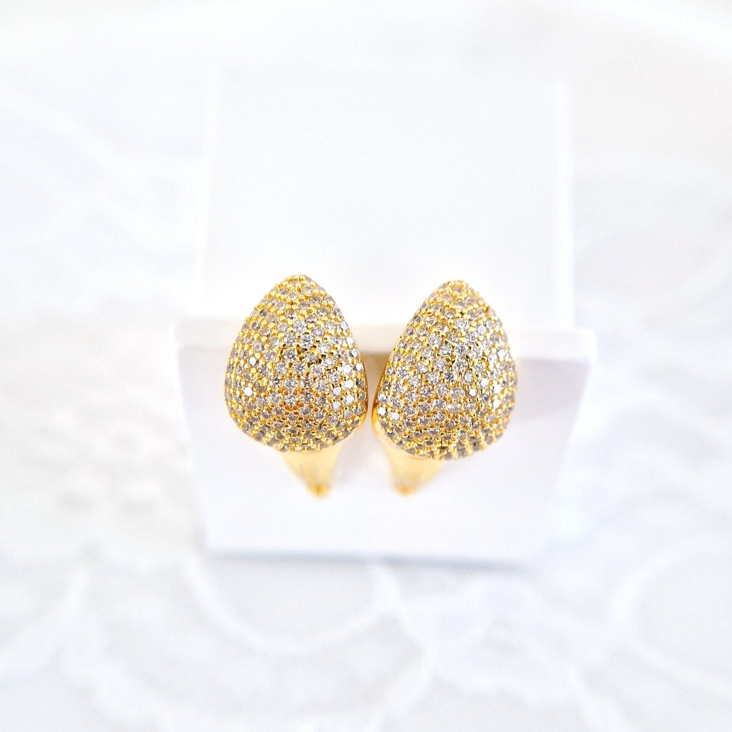 Pavé Ohrringe, Pavé earrings, Boucles doreilles pavé, Orecchini pavé, Gold Ohrringe, goldene Ohrringe, Goldene Creolen, Ohrringe, Creolen, golden Earrings, gold earrings, boucles doreed plaque dor, boucles doreilles, orecchini, huggie hoop earrings, hoop earrings, earrings, orecchini dorata