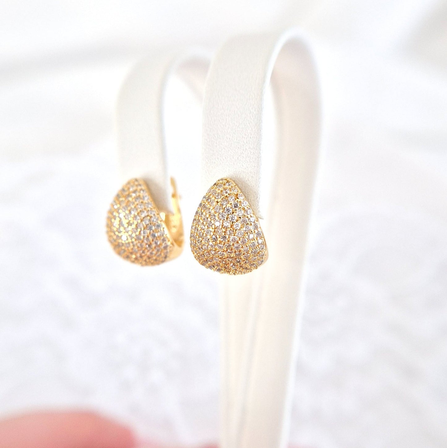 Pavé Ohrringe, Pavé earrings, Boucles doreilles pavé, Orecchini pavé, Gold Ohrringe, goldene Ohrringe, Goldene Creolen, Ohrringe, Creolen, golden Earrings, gold earrings, boucles doreed plaque dor, boucles doreilles, orecchini, huggie hoop earrings, hoop earrings, earrings, orecchini dorata