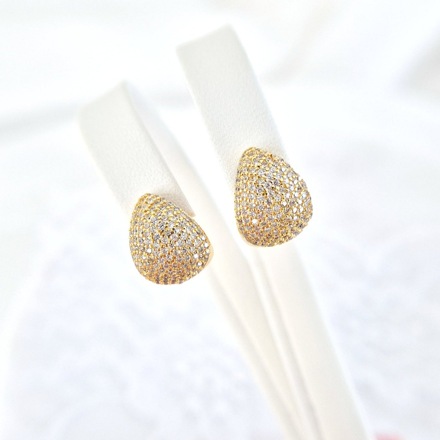 Pavé Ohrringe, Pavé earrings, Boucles doreilles pavé, Orecchini pavé, Gold Ohrringe, goldene Ohrringe, Goldene Creolen, Ohrringe, Creolen, golden Earrings, gold earrings, boucles doreed plaque dor, boucles doreilles, orecchini, huggie hoop earrings, hoop earrings, earrings, orecchini dorata