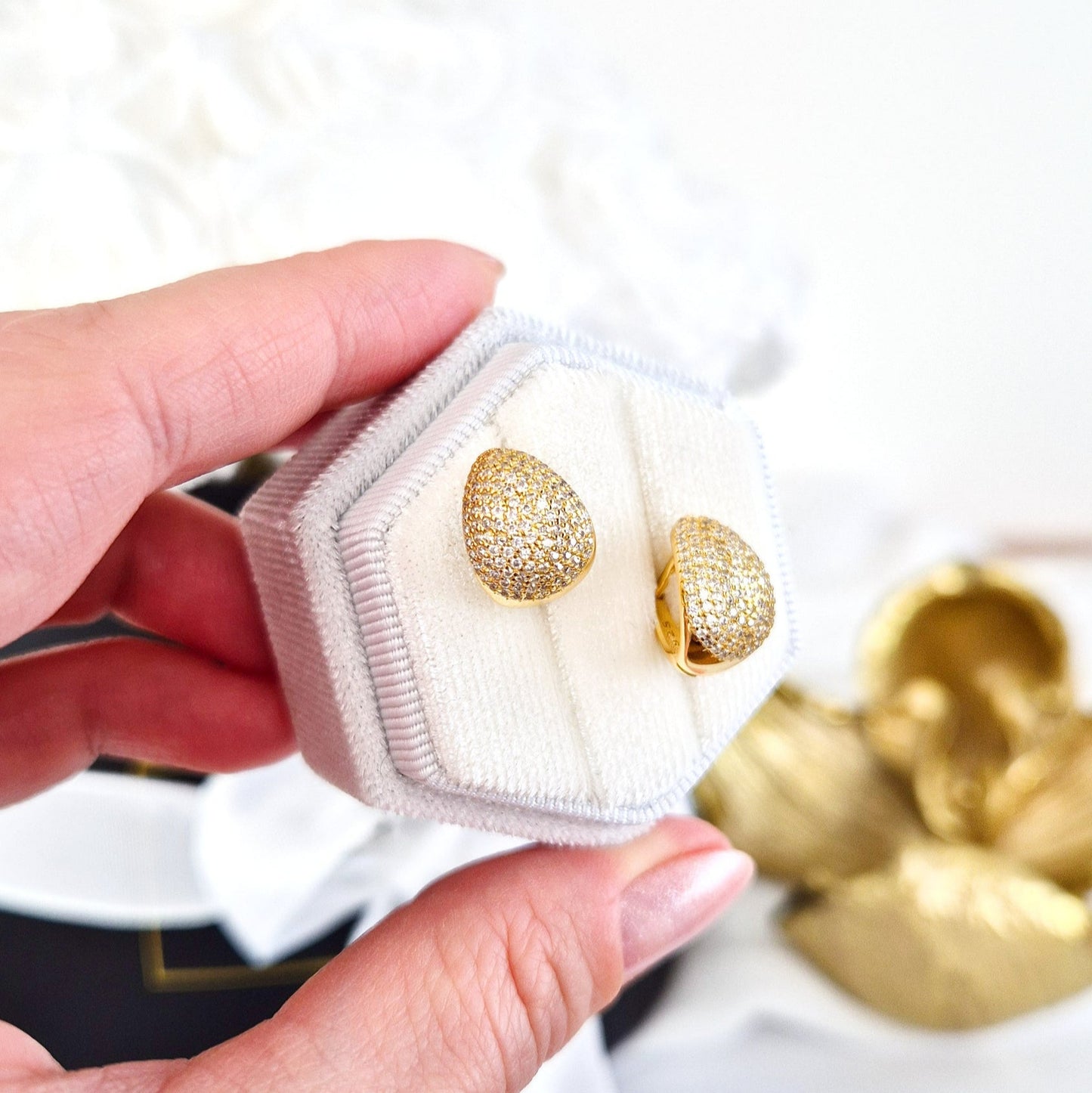 Pavé Ohrringe, Pavé earrings, Boucles doreilles pavé, Orecchini pavé, Gold Ohrringe, goldene Ohrringe, Goldene Creolen, Ohrringe, Creolen, golden Earrings, gold earrings, boucles doreed plaque dor, boucles doreilles, orecchini, huggie hoop earrings, hoop earrings, earrings, orecchini dorata