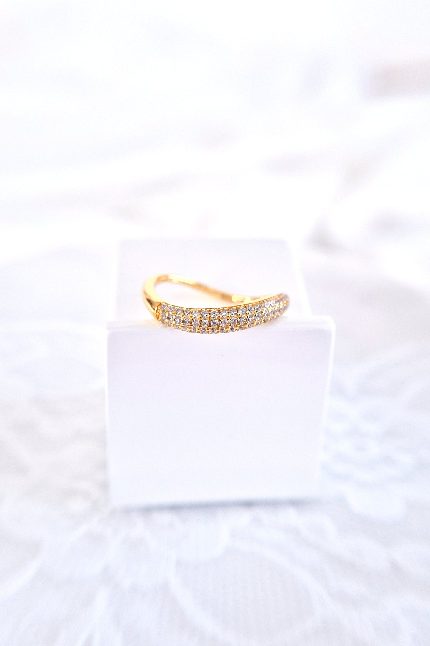 Pavé Ring, Bague Pavé, Anello Pavé, Goldener Ring, Golden ring, bague plaque or, anello dorata, minimalistischer RIng, minimalist ring, Ring, Bague, Anello, Wave Ring, Wellenring, Ring Welle, Ring mit Zircon Steinchen, Ring mit CZ Diamanten, CZ Diamond ring
