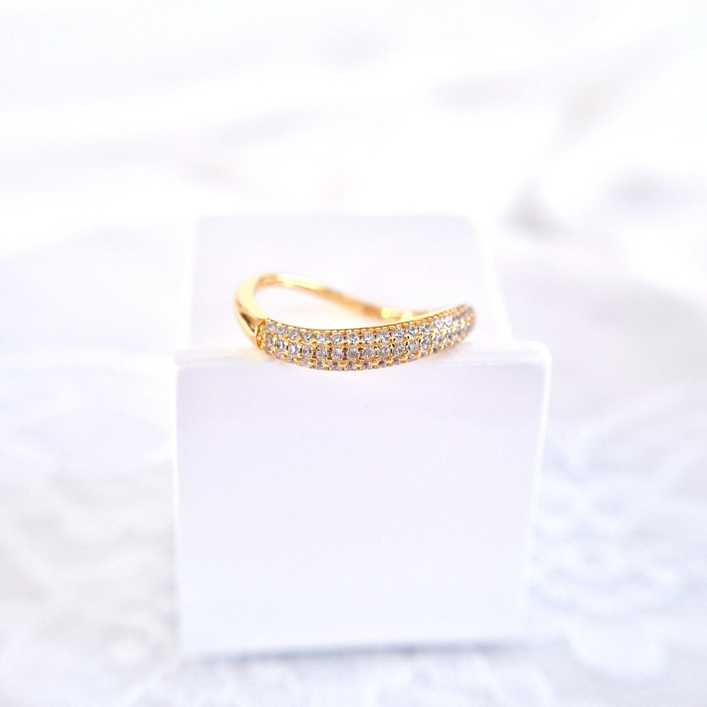 Pavé Ring, Bague Pavé, Anello Pavé, Goldener Ring, Golden ring, bague plaque or, anello dorata, minimalistischer RIng, minimalist ring, Ring, Bague, Anello, Wave Ring, Wellenring, Ring Welle, Ring mit Zircon Steinchen, Ring mit CZ Diamanten, CZ Diamond ring