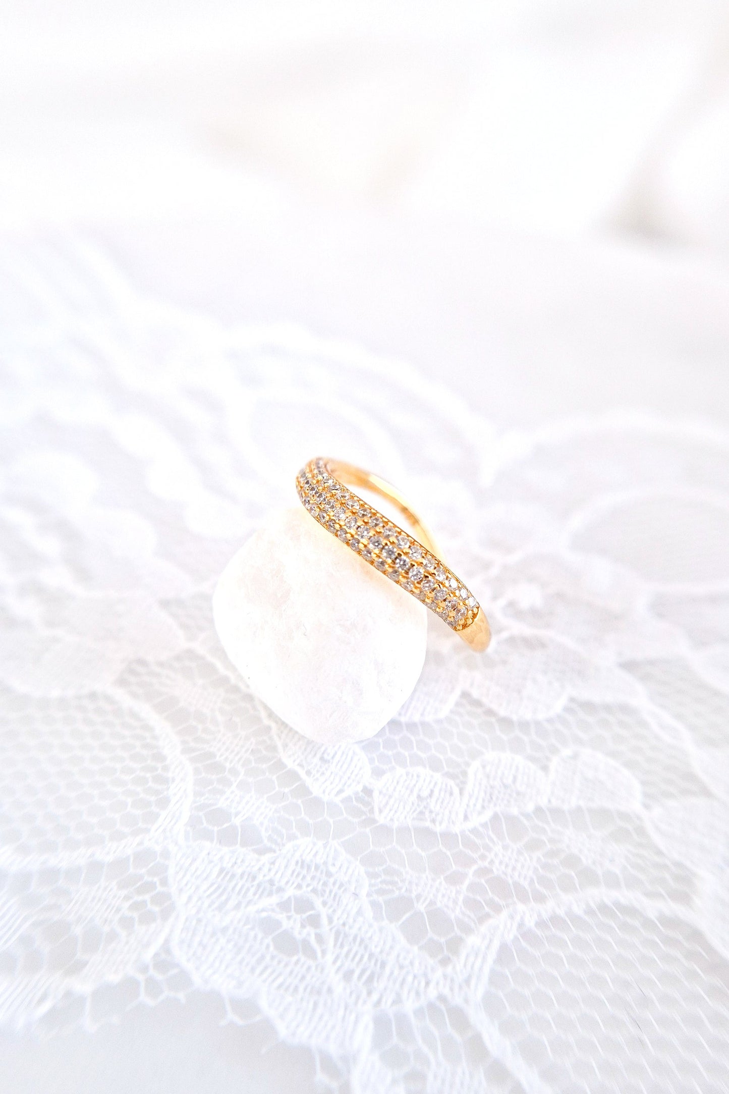 Pavé Ring, Bague Pavé, Anello Pavé, Goldener Ring, Golden ring, bague plaque or, anello dorata, minimalistischer RIng, minimalist ring, Ring, Bague, Anello, Wave Ring, Wellenring, Ring Welle, Ring mit Zircon Steinchen, Ring mit CZ Diamanten, CZ Diamond ring
