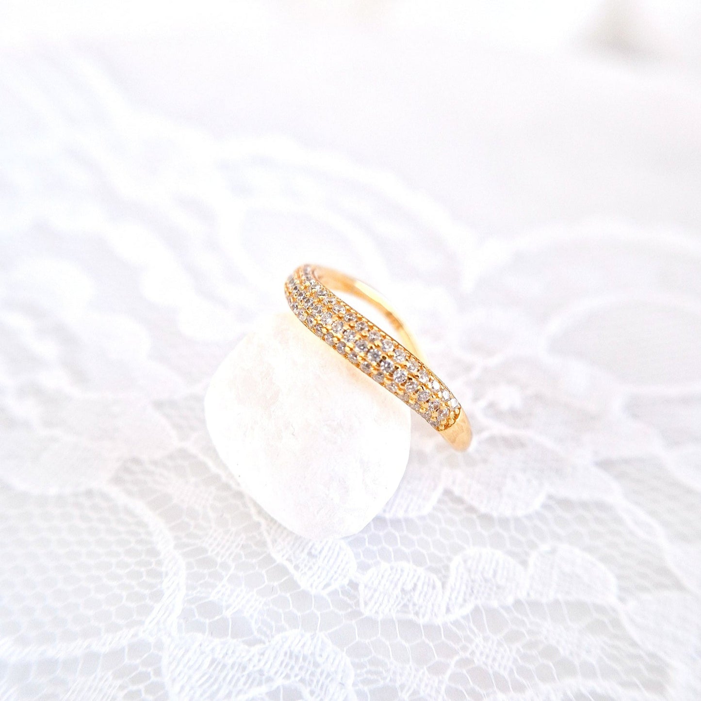 Pavé Ring, Bague Pavé, Anello Pavé, Goldener Ring, Golden ring, bague plaque or, anello dorata, minimalistischer RIng, minimalist ring, Ring, Bague, Anello, Wave Ring, Wellenring, Ring Welle, Ring mit Zircon Steinchen, Ring mit CZ Diamanten, CZ Diamond ring
