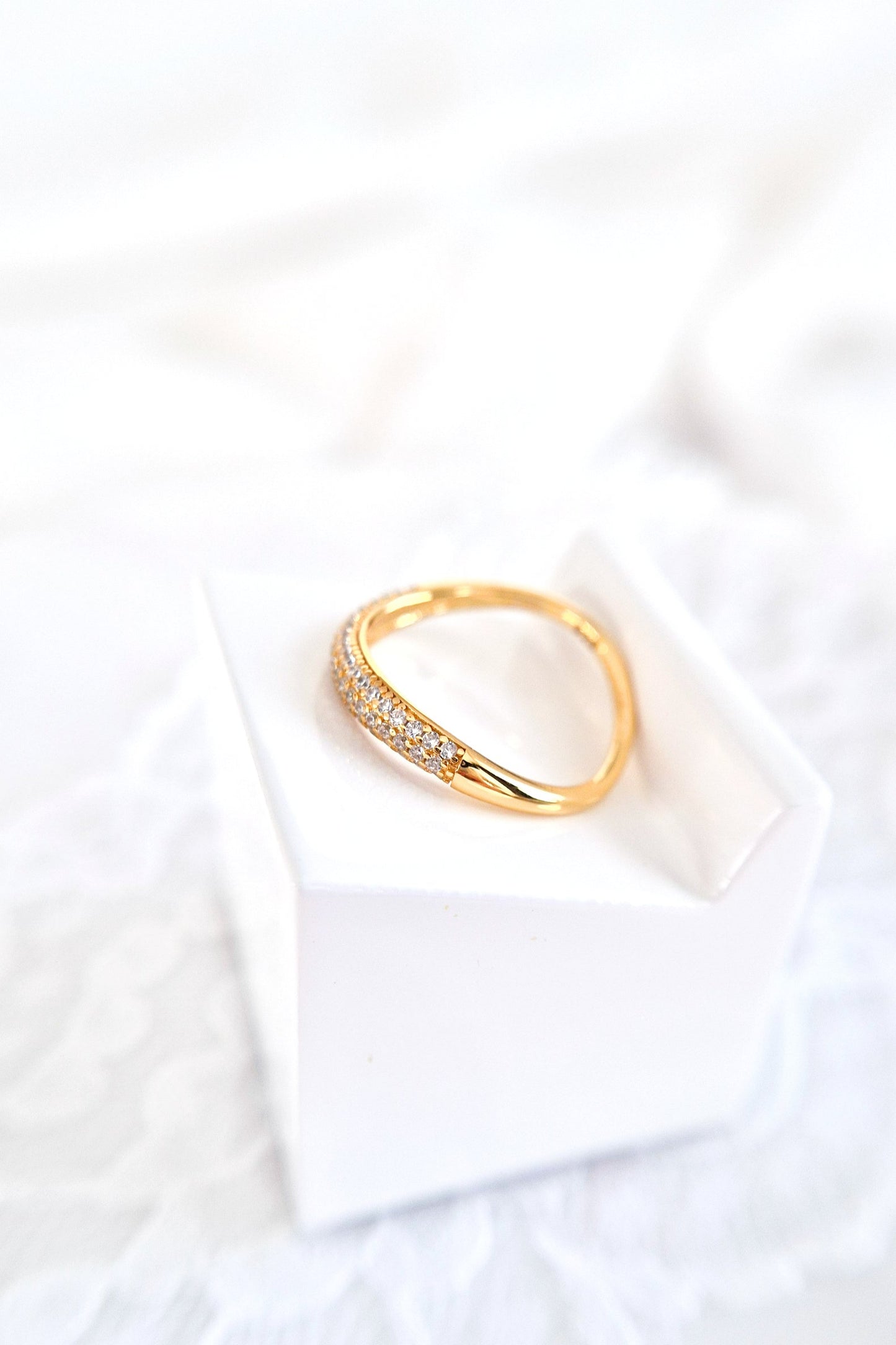 Pavé Ring, Bague Pavé, Anello Pavé, Goldener Ring, Golden ring, bague plaque or, anello dorata, minimalistischer RIng, minimalist ring, Ring, Bague, Anello, Wave Ring, Wellenring, Ring Welle, Ring mit Zircon Steinchen, Ring mit CZ Diamanten, CZ Diamond ring