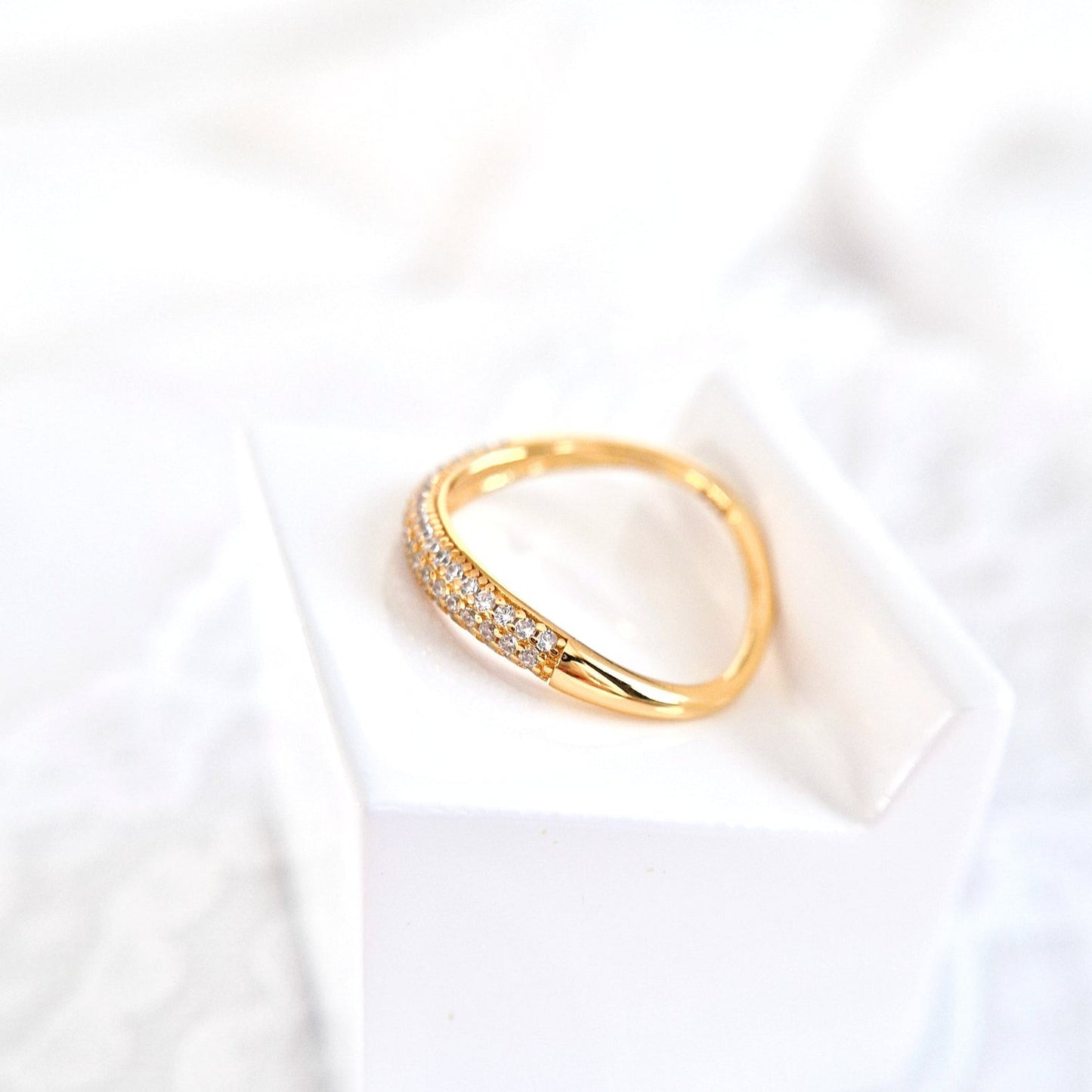 Pavé Ring, Bague Pavé, Anello Pavé, Goldener Ring, Golden ring, bague plaque or, anello dorata, minimalistischer RIng, minimalist ring, Ring, Bague, Anello, Wave Ring, Wellenring, Ring Welle, Ring mit Zircon Steinchen, Ring mit CZ Diamanten, CZ Diamond ring