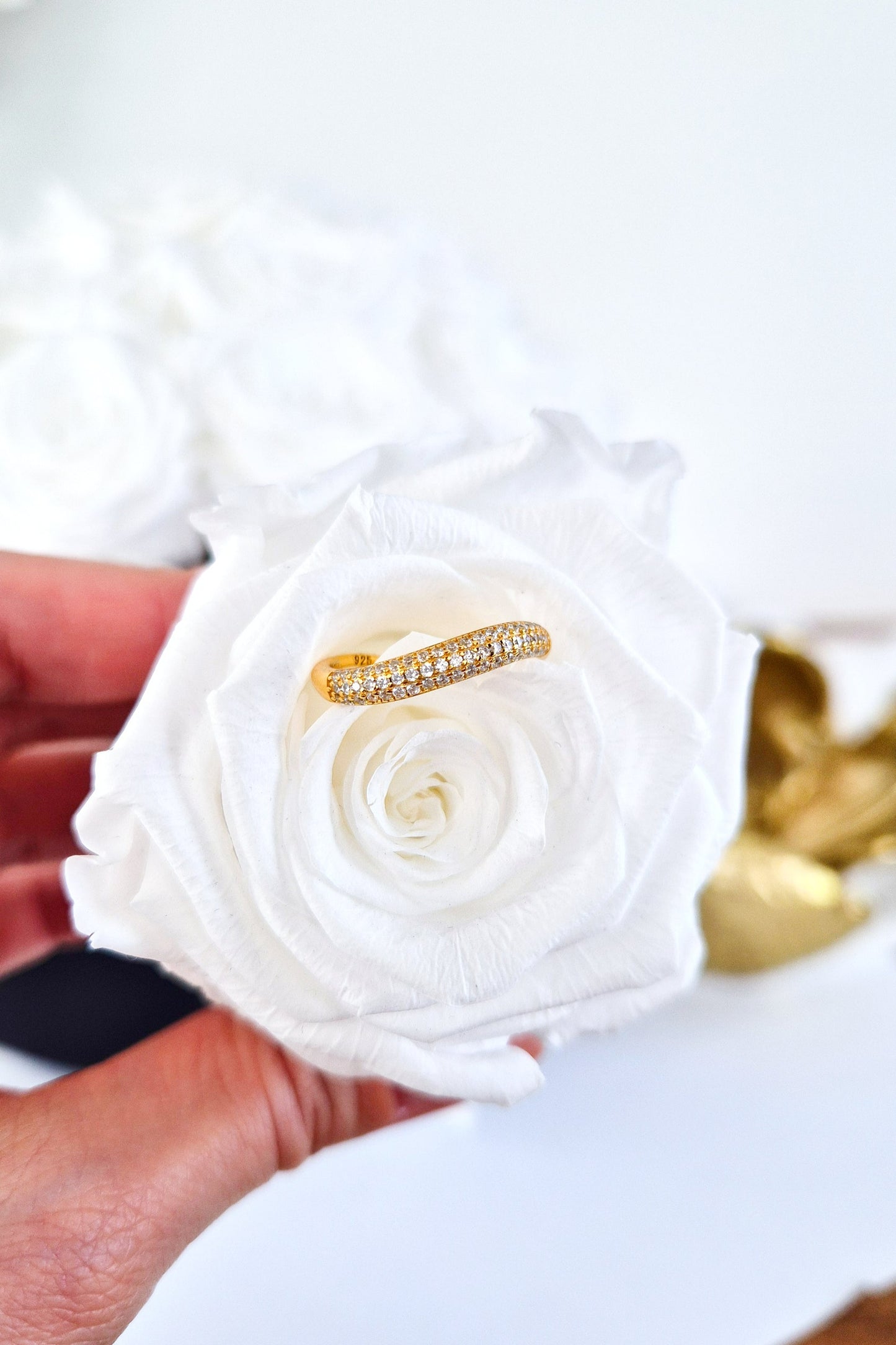 Pavé Ring, Bague Pavé, Anello Pavé, Goldener Ring, Golden ring, bague plaque or, anello dorata, minimalistischer RIng, minimalist ring, Ring, Bague, Anello, Wave Ring, Wellenring, Ring Welle, Ring mit Zircon Steinchen, Ring mit CZ Diamanten, CZ Diamond ring
