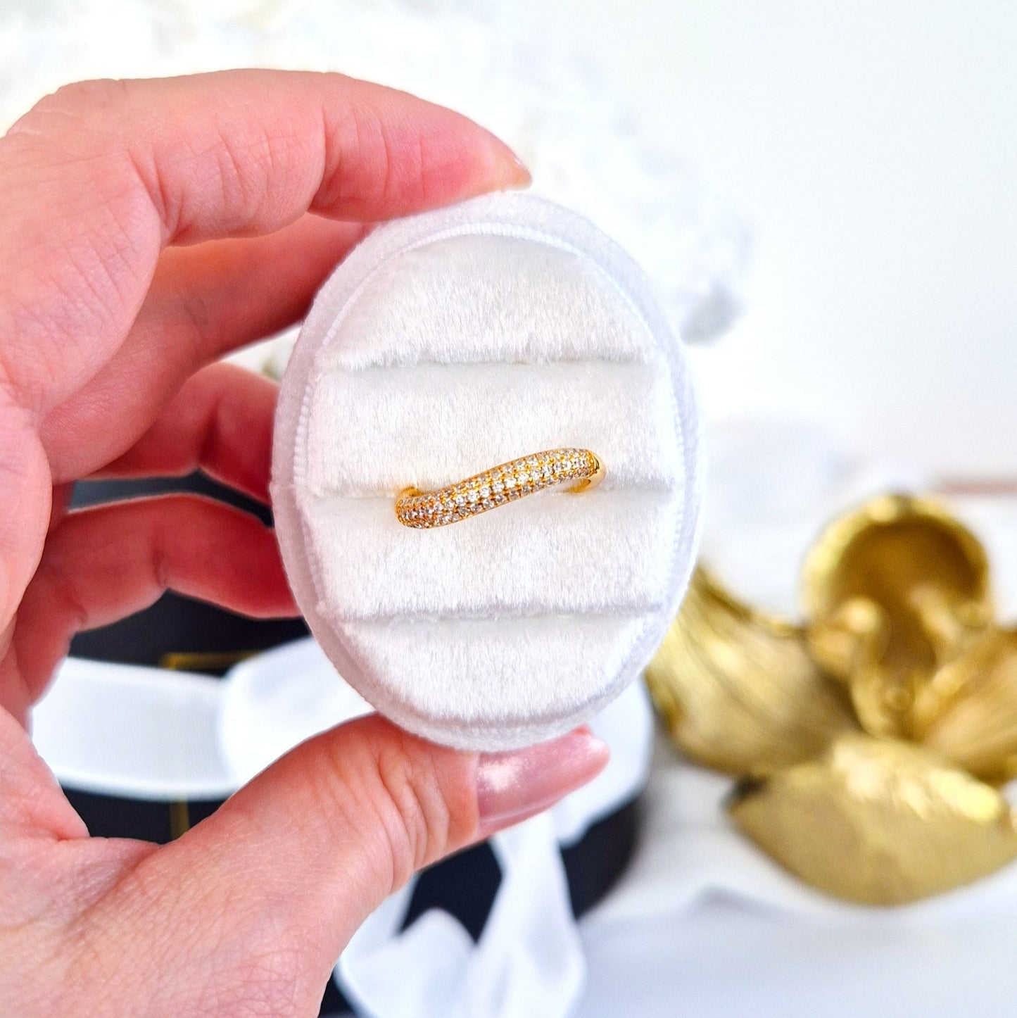 Pavé Ring, Bague Pavé, Anello Pavé, Goldener Ring, Golden ring, bague plaque or, anello dorata, minimalistischer RIng, minimalist ring, Ring, Bague, Anello, Wave Ring, Wellenring, Ring Welle, Ring mit Zircon Steinchen, Ring mit CZ Diamanten, CZ Diamond ring