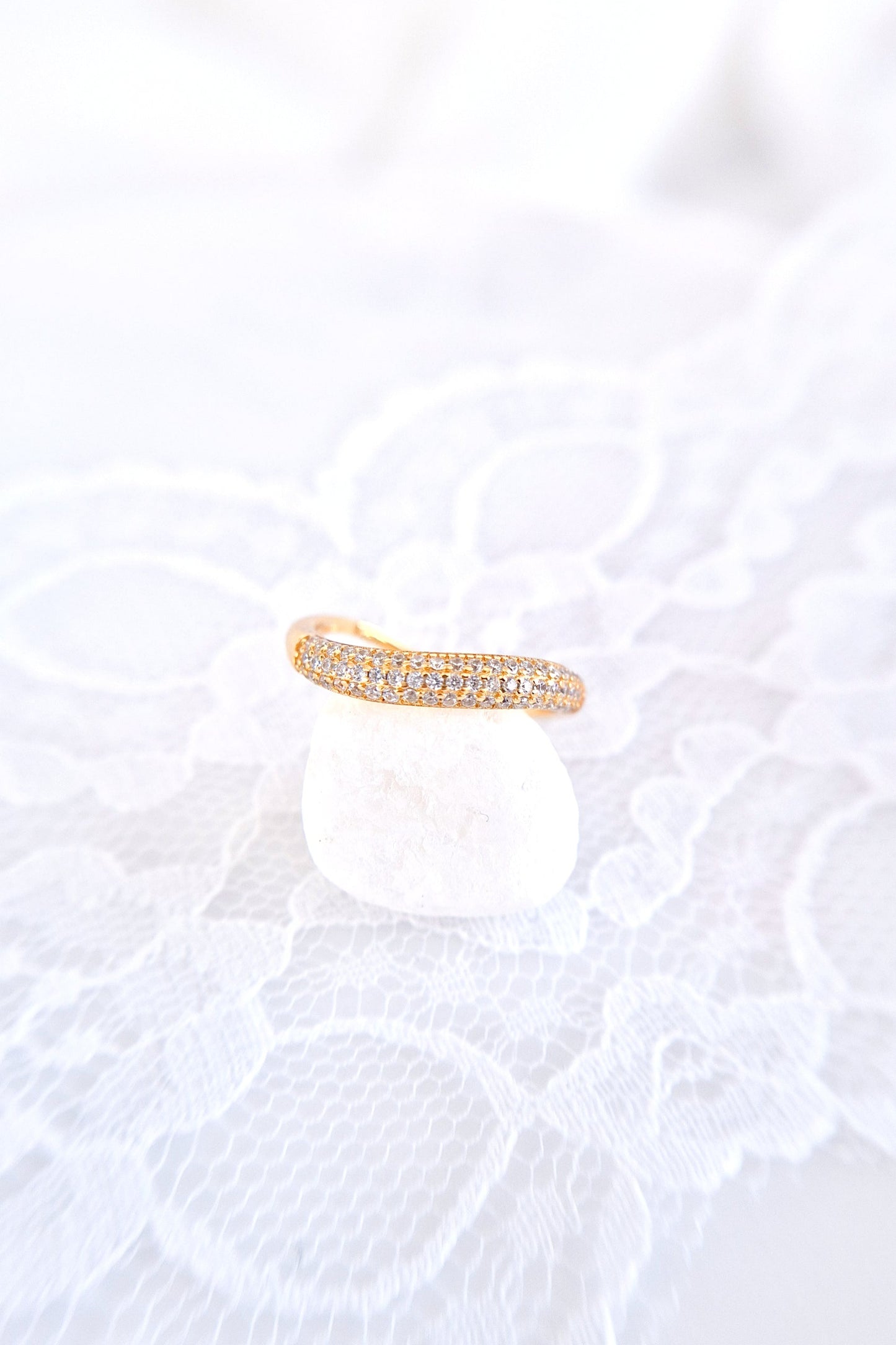 Pavé Ring, Bague Pavé, Anello Pavé, Goldener Ring, Golden ring, bague plaque or, anello dorata, minimalistischer RIng, minimalist ring, Ring, Bague, Anello, Wave Ring, Wellenring, Ring Welle, Ring mit Zircon Steinchen, Ring mit CZ Diamanten, CZ Diamond ring