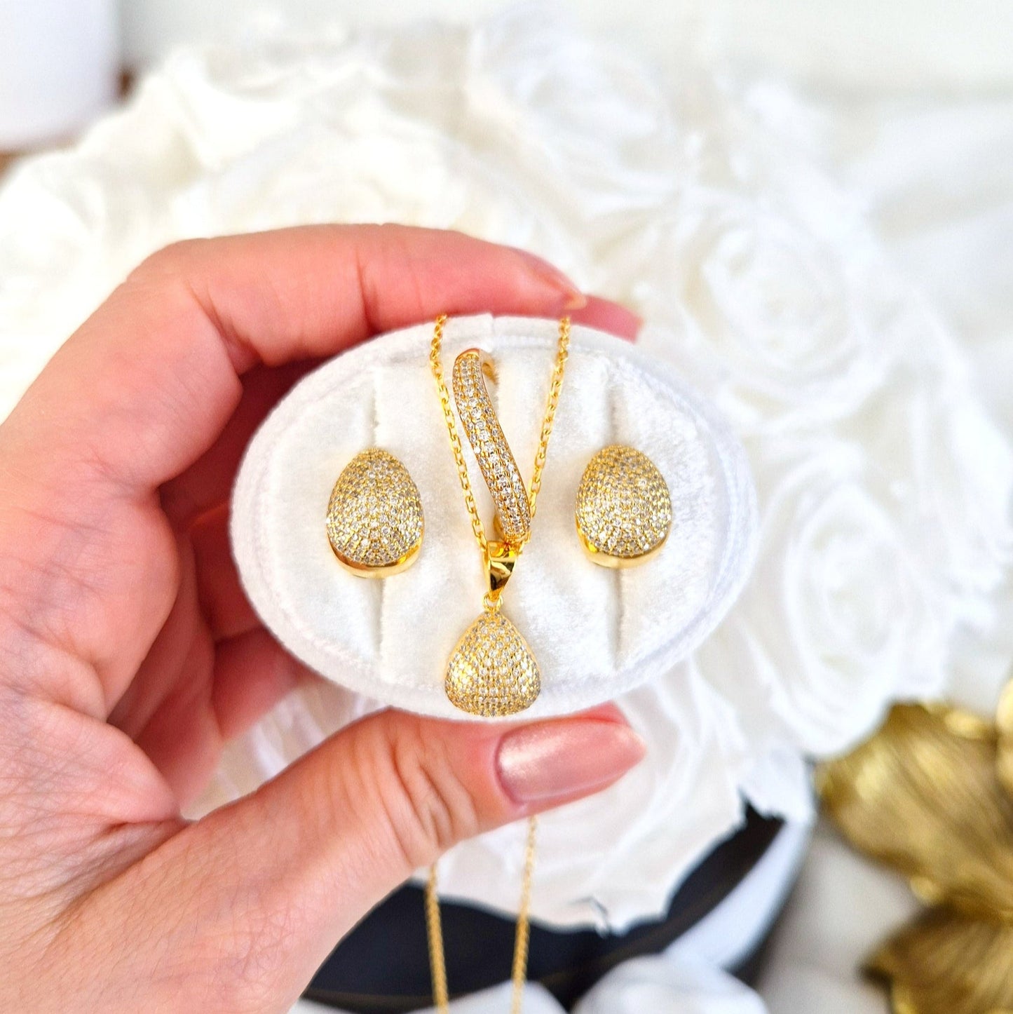 Pavé Schmuckset, Pave jewelry Set, Parure de bijoux pavée, Set di gioielli pavé, Gold Schmuckset, goldenes Schmuckset, Minimalistisches Schmuckset mit Pavé Fassung, golden jewelry sest, gold jewelry set, Pavé earrings, Pave Ohrringe, Pave necklace, Pave Halskette, Pave ring