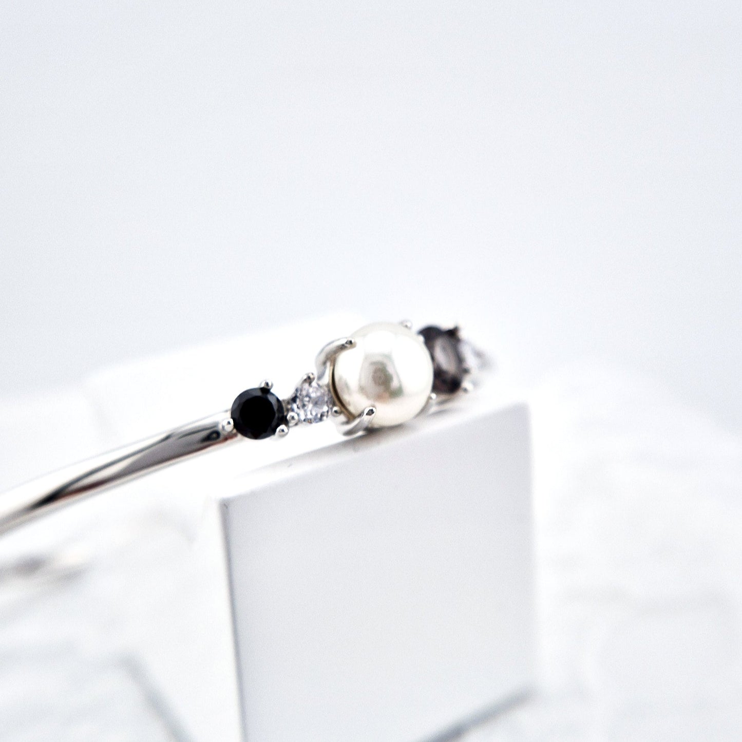 Pearl bangle, pearl bracelet, Perlen Armreif, Silber Armreif, Schmuck Schweiz, Grey pearl bracelet, black pearl bracelet, white pearl bracelet, elegant jewelry shop, swiss jewelry shop, Edelstein Schmuck Schweiz, Silver Bangle, Silver bracelet, Armreif, Bangle