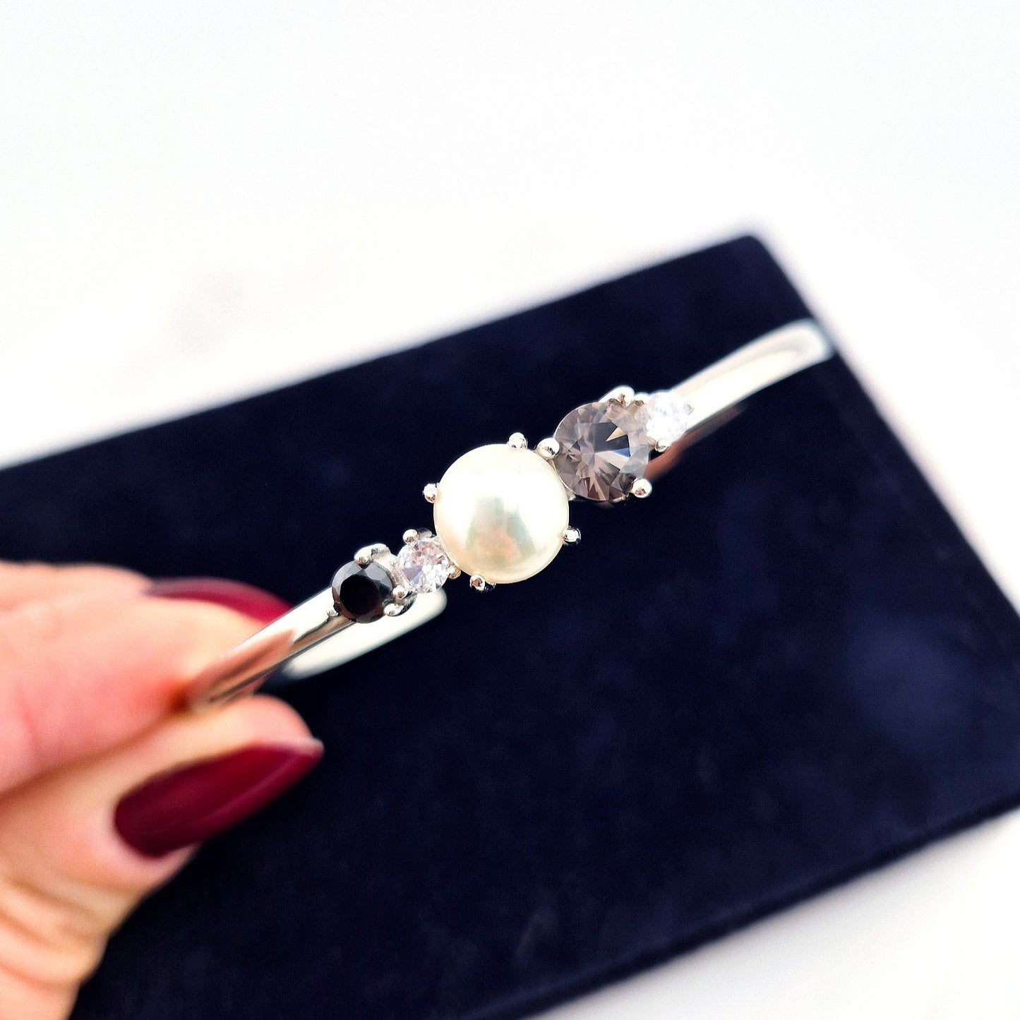 Pearl bangle, pearl bracelet, Perlen Armreif, Silber Armreif, Schmuck Schweiz, Grey pearl bracelet, black pearl bracelet, white pearl bracelet, elegant jewelry shop, swiss jewelry shop, Edelstein Schmuck Schweiz, Silver Bangle, Silver bracelet, Armreif, Bangle