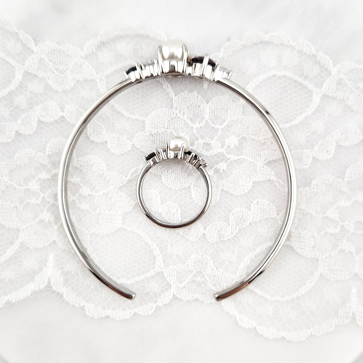 Pearl bangle, pearl bracelet, Perlen Armreif, Silber Armreif, Schmuck Schweiz, Grey pearl bracelet, black pearl bracelet, white pearl bracelet, elegant jewelry shop, swiss jewelry shop, Edelstein Schmuck Schweiz, Silver Bangle, Silver bracelet, Armreif, Bangle, Silber Ring