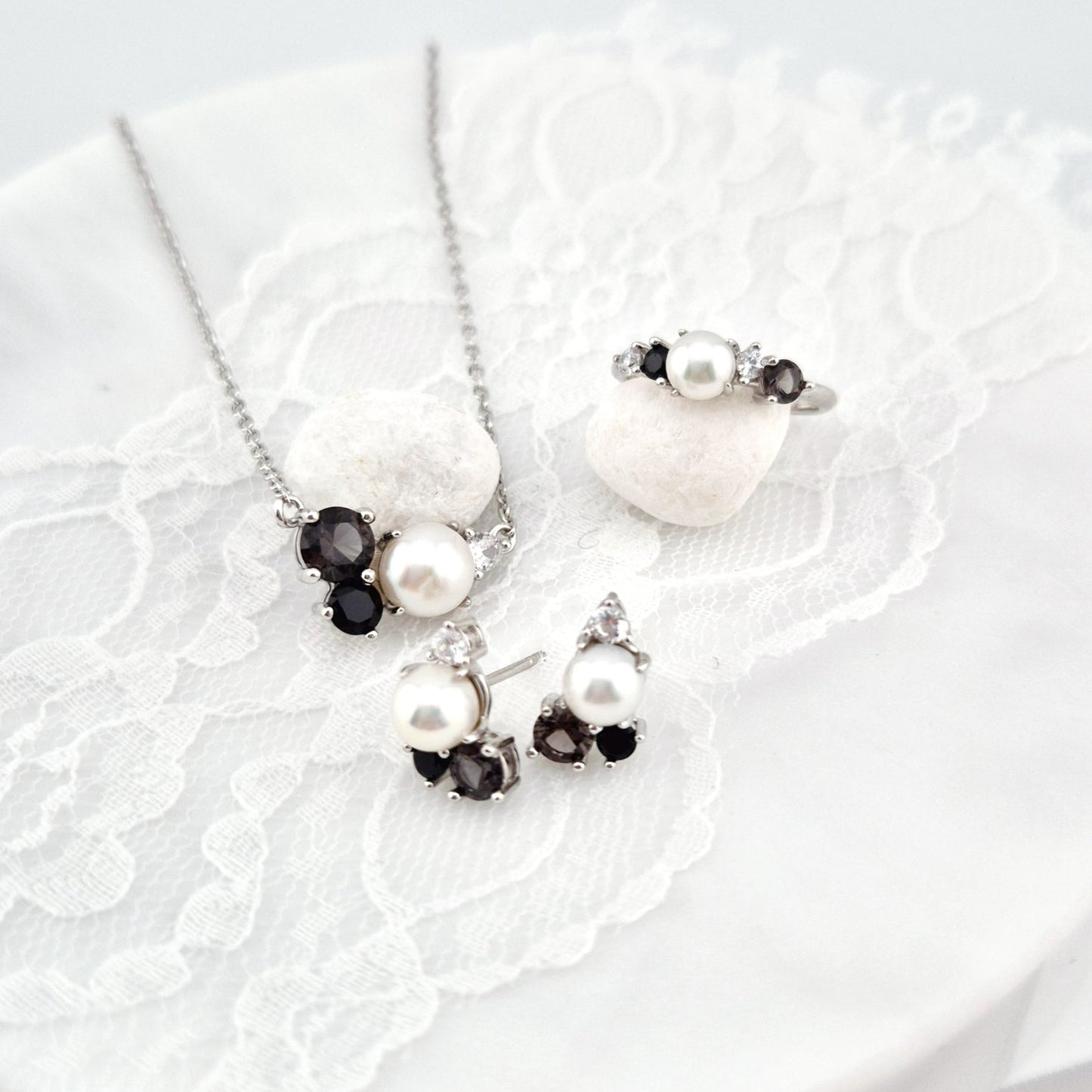 Perlen Schmuck Set, Pearl jewelry set, Perlen Schmuckset, Silber Schmuckset, Pearl Jewelry set, Perlen Ohrringe, Perlen Halskette, Perlen Ring, Perlenring, Pearl Ring, SIlber RIng, Silberring, Damenring, Pearl Ring - Perlen Ring mit schwarzem Spinell und grauem Nano Stein, Silber Ring Süsswasser Perlen Ring, fresh water pearl, Pearl necklace, Pearl Ping, Pearl earrings