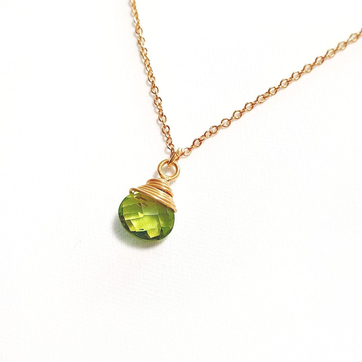Peridot Anhänger Halskette, Peridot Halskette, Peridot Kette, Peridot necklace, grüner Peridot Edelstein anhänger drahtumwickelter Schmuck Halskette mit Peridot Anhänger in Tropfenform goldene Halskette