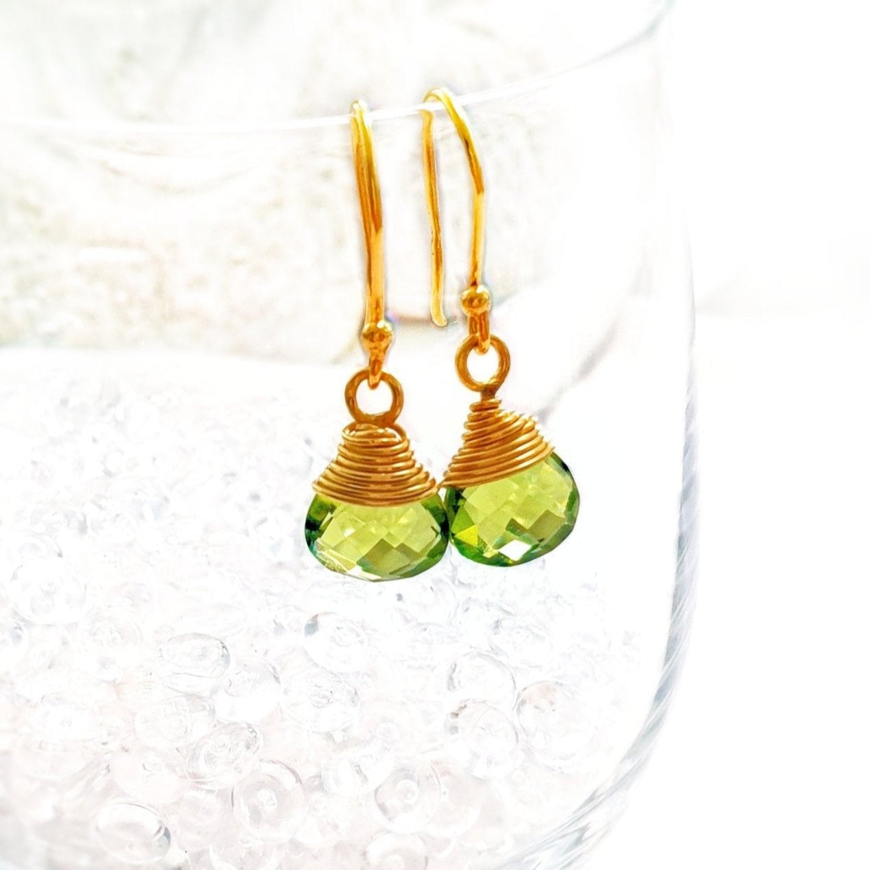Peridot Ohrringe, Peridot Hängeohrringe, Peridot Earrings, grüne Peridot Edelstein Ohrringe draht umwickelt in Gold Hängeohrringe mit tropfenförmigem grünem Peridot Kristall, grüne Ohrringe, green earrings