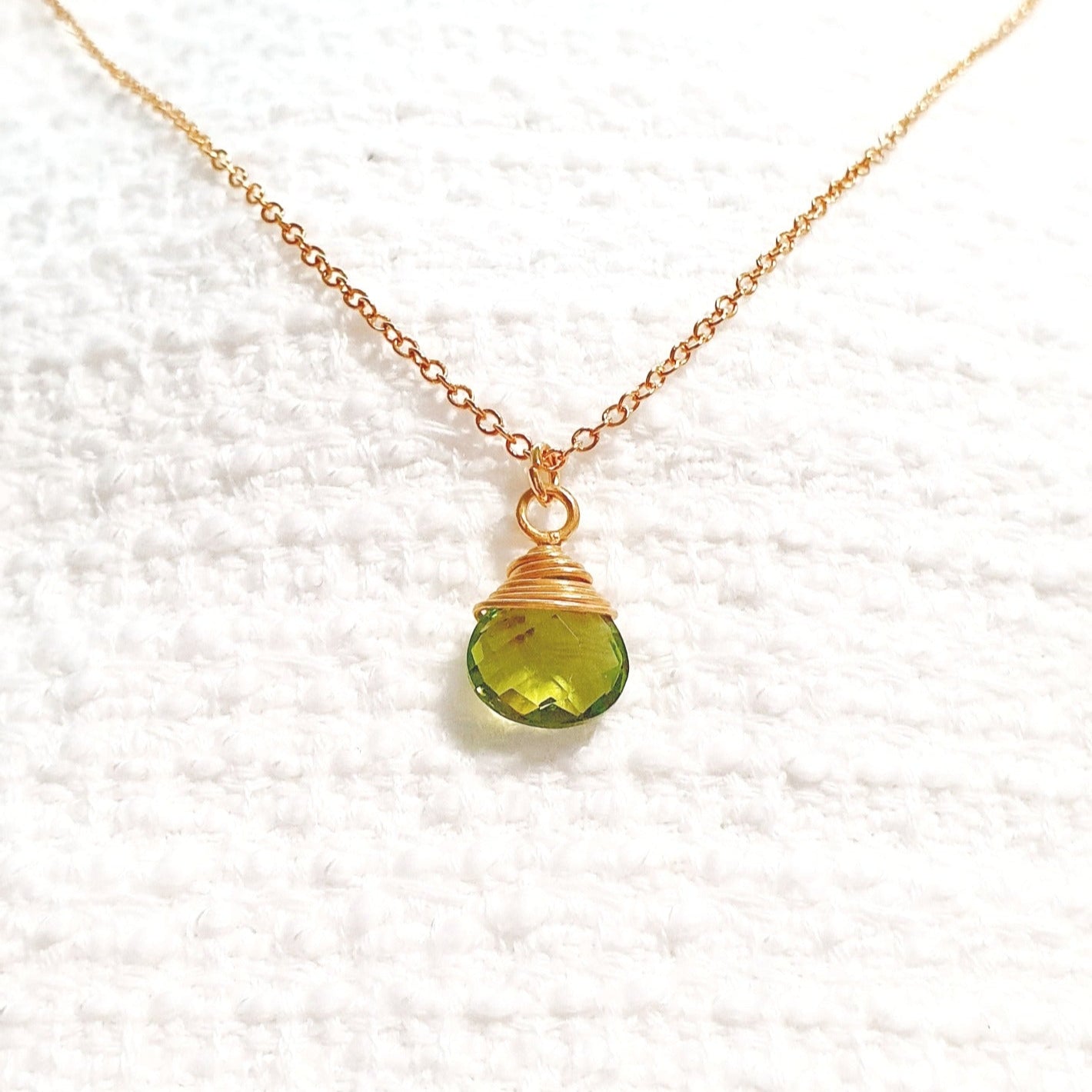 Peridot Anhänger Halskette, Peridot Halskette, Peridot Kette, Peridot necklace, grüner Peridot Edelstein anhänger drahtumwickelter Schmuck Halskette mit Peridot Anhänger in Tropfenform goldene Halskette