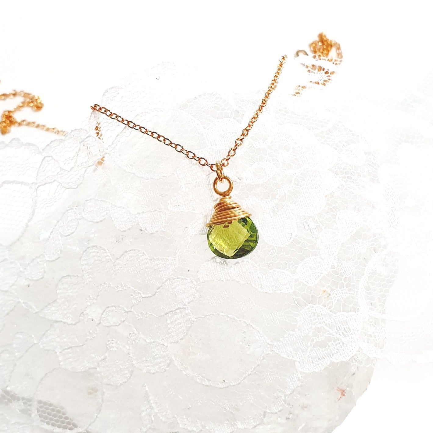 Peridot Anhänger Halskette, Peridot Halskette, Peridot Kette, Peridot necklace, grüner Peridot Edelstein anhänger drahtumwickelter Schmuck Halskette mit Peridot Anhänger in Tropfenform goldene Halskette