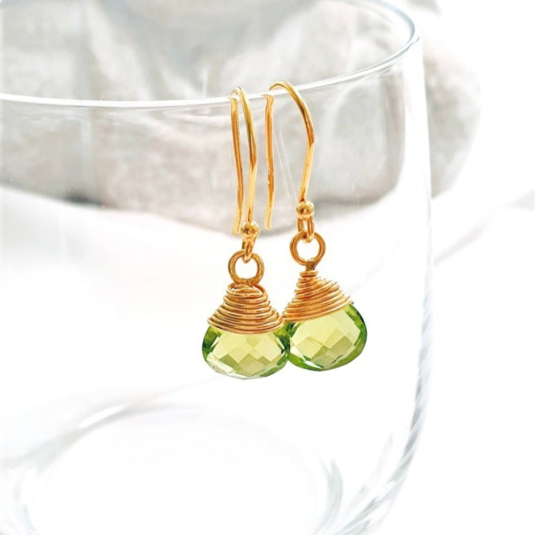 Peridot Hänge Ohrringe, Peridot Ohrringe, Peridot Earrings, grüne Peridot Edelstein Ohrringe draht umwickelt in Gold Hängeohrringe mit tropfenförmigem grünem Peridot Kristall