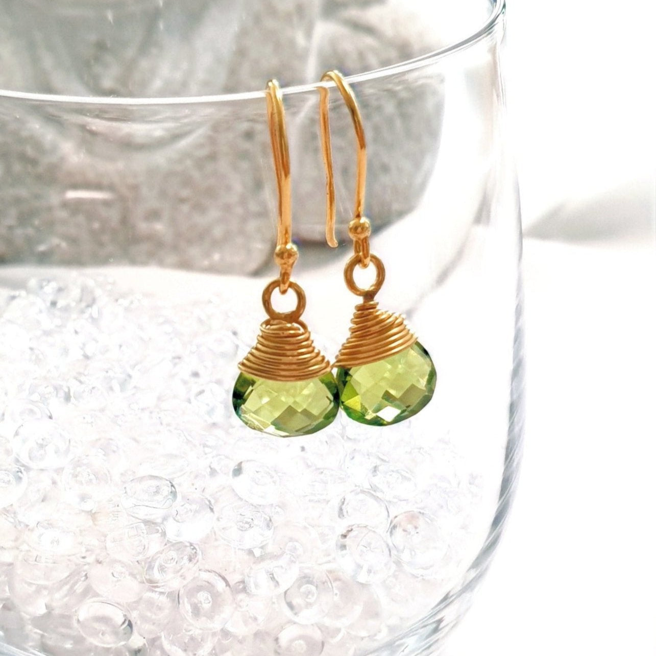 Peridot Hänge Ohrringe, Peridot Ohrringe, Peridot Earrings, grüne Peridot Edelstein Ohrringe draht umwickelt in Gold Hängeohrringe mit tropfenförmigem grünem Peridot Kristall