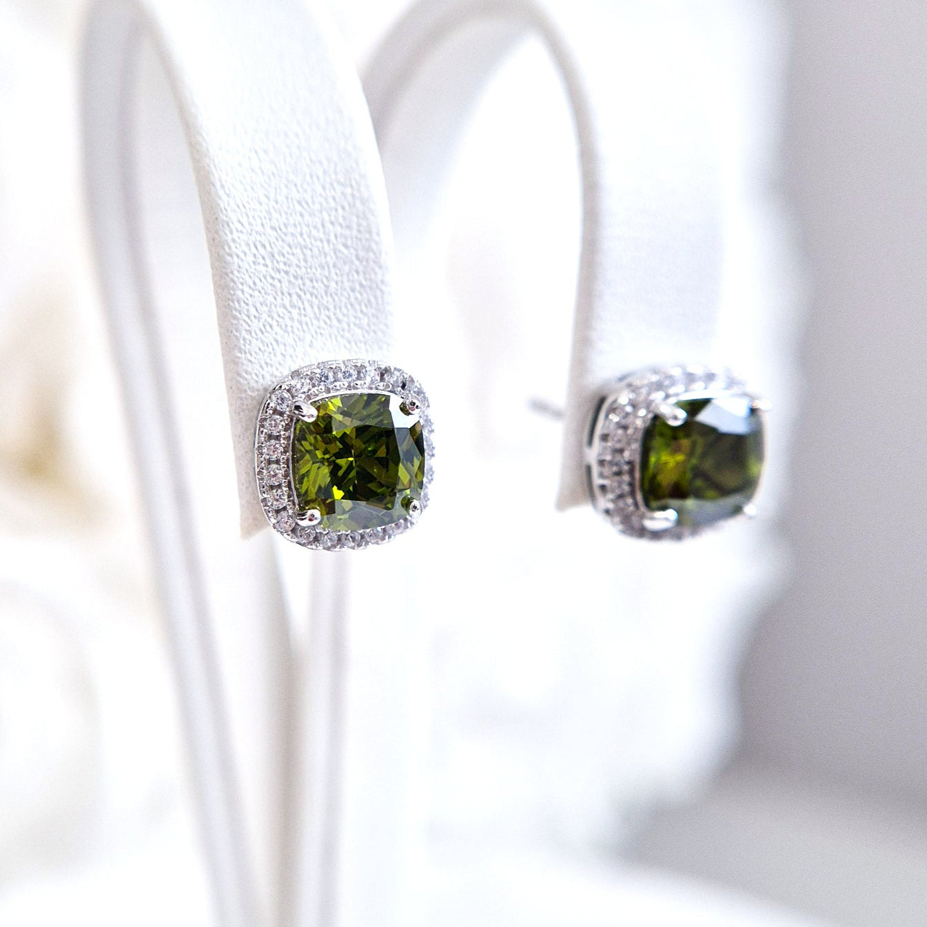 Peridot Stud earrings, Peridot Ohrstecker, puces d’oreilles, orecchini a perno