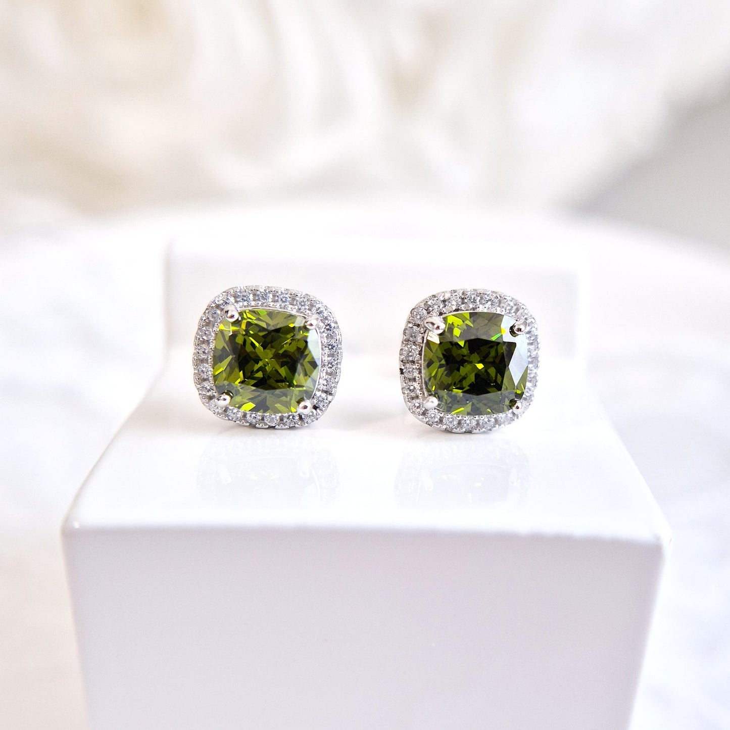 Peridot Stud earrings, Peridot Ohrstecker, puces d’oreilles, orecchini a perno