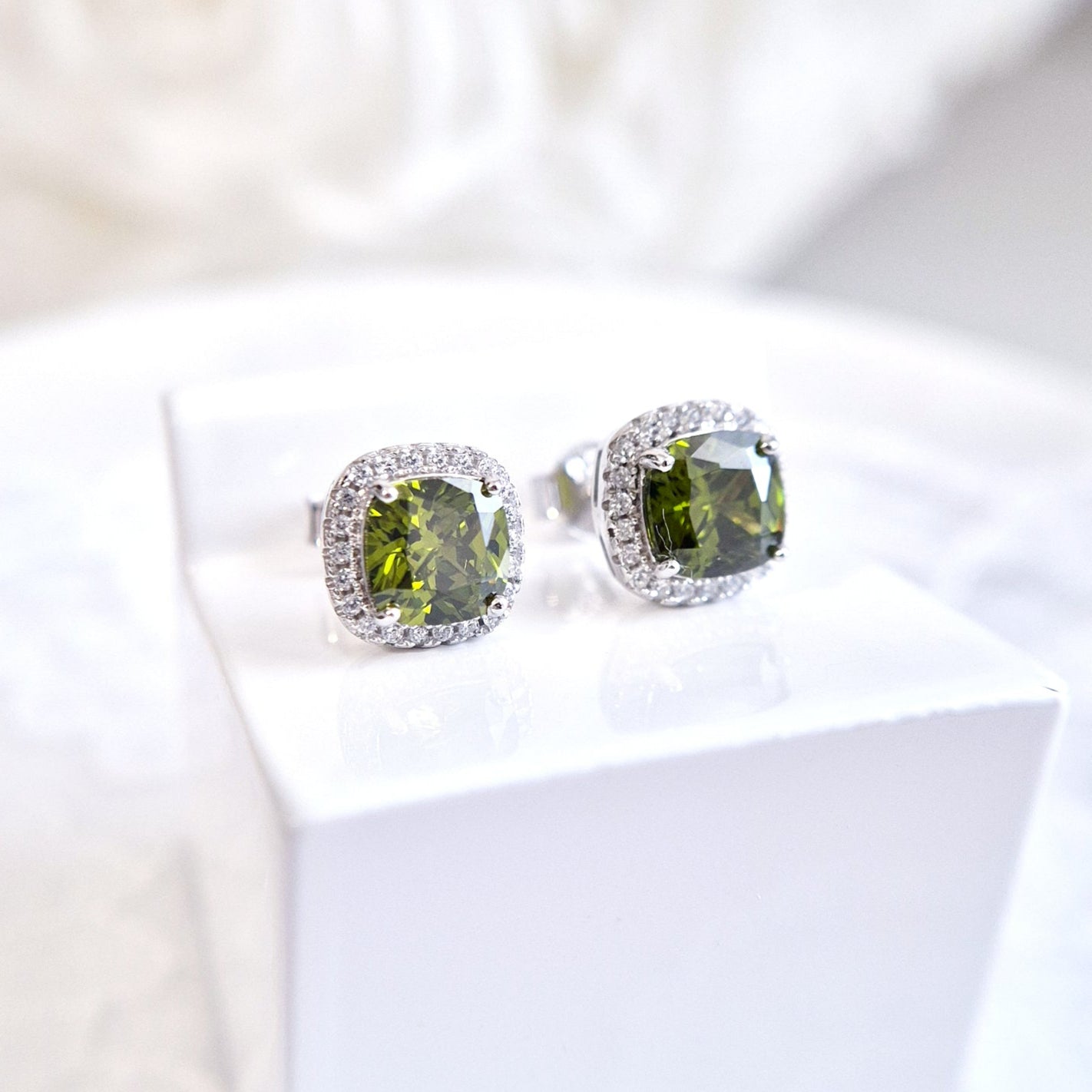 Peridot Stud earrings, Peridot Ohrstecker, puces d’oreilles, orecchini a perno
