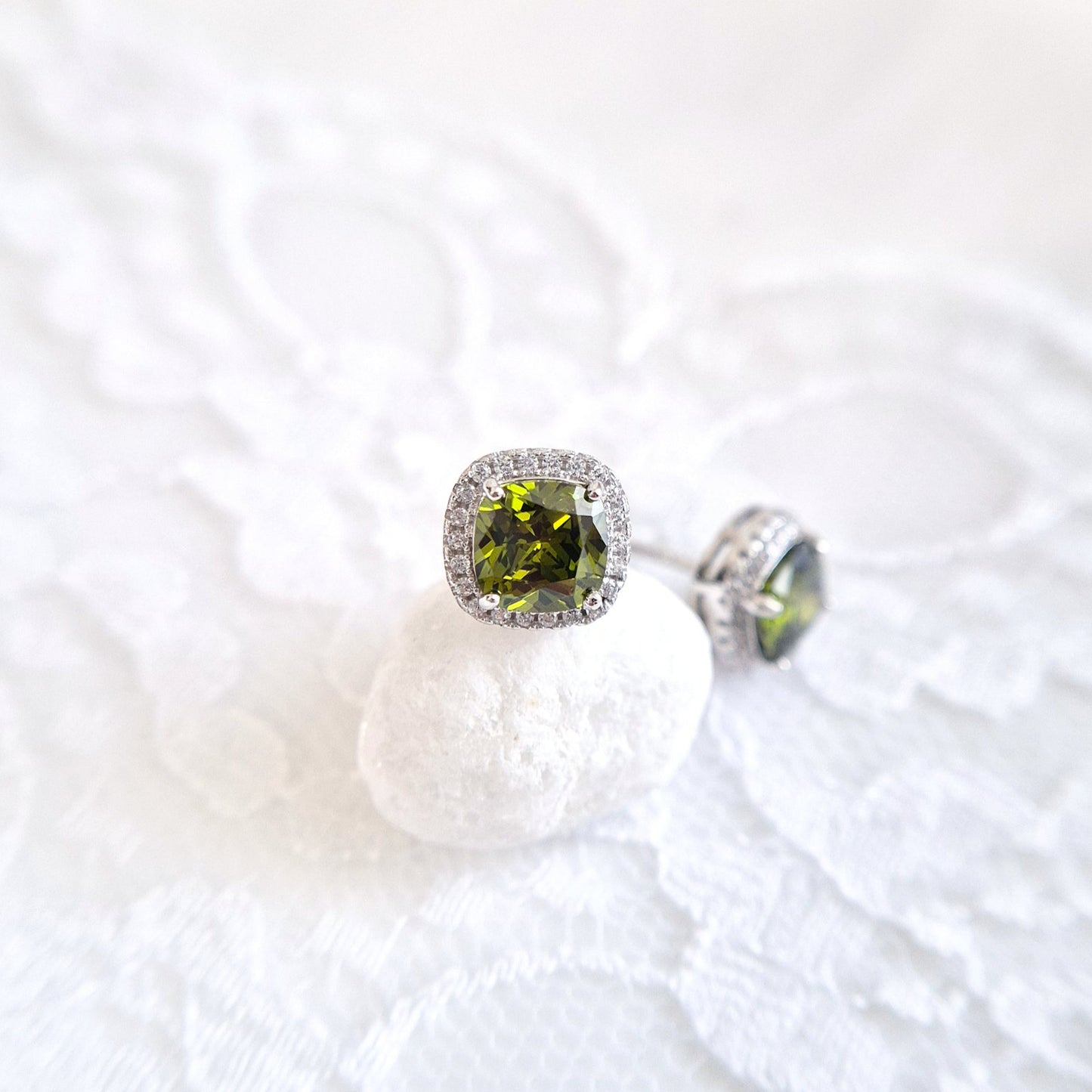 Peridot Stud earrings, Peridot Ohrstecker, puces d’oreilles, orecchini a perno