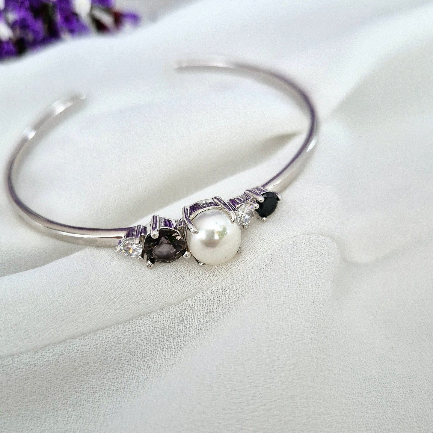 Pearl bangle, pearl bracelet, Perlen Armreif, Silber Armreif, Schmuck Schweiz, Grey pearl bracelet, black pearl bracelet, white pearl bracelet, elegant jewelry shop, swiss jewelry shop, Edelstein Schmuck Schweiz, Silver Bangle, Silver bracelet, Armreif, Bangle