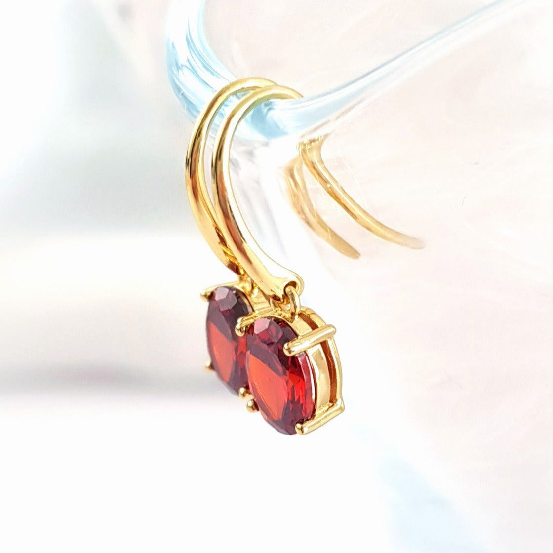 Red Garnet Ohrringe Oval, goldene Ohrringe, Ohrringe, Granat Ohrringe, red garnet earrings, garnet earrings, earrings, Hängeohrringe mit rotem Granat Edelstein oval geschliffen in Krappenfassung vergoldet