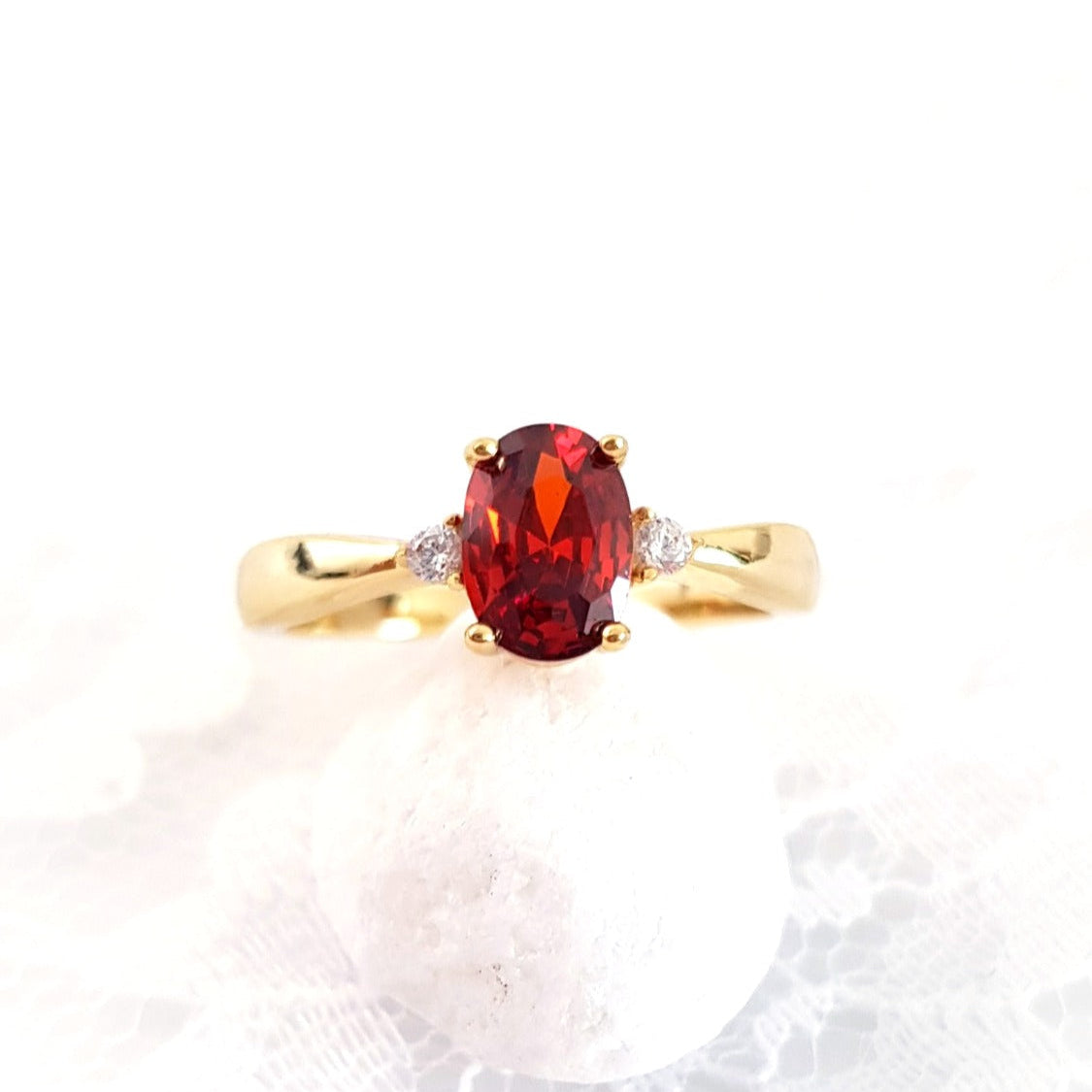 Granat Ring, Roter Granat Ring, red garnet Ring, roter Ring, gold Ring, Damenring, Fingerring, goldener Ring, Granat Ring, Garnet Ring, ring for women, ring gift, ring jewelry, red ring, red stone ring, eleganter roter Granat Ring mit ovalem geschliffenen Stein in Krappenfassung mit weissen Zirkon Steinchen vergoldet