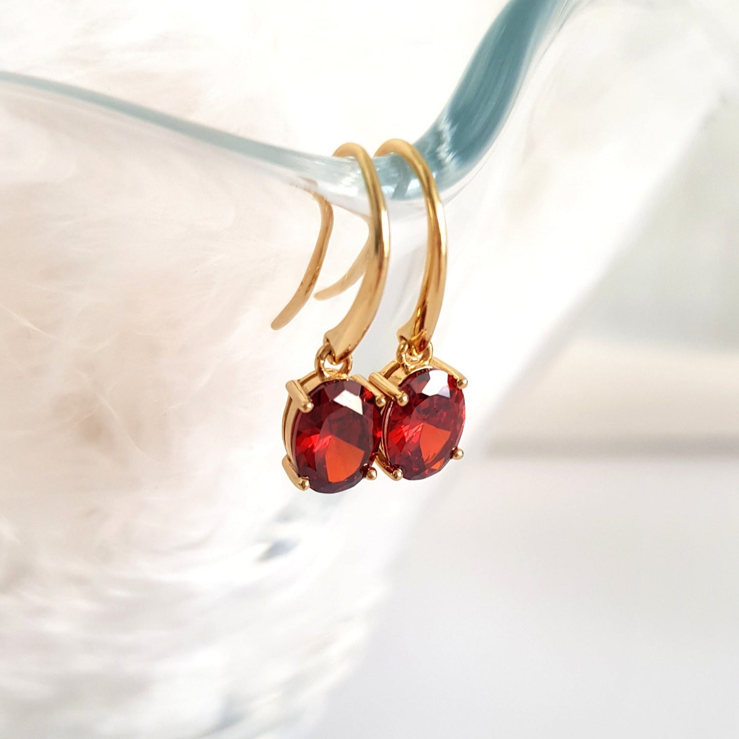 Red Garnet Ohrringe Oval, goldene Ohrringe, Ohrringe, Granat Ohrringe, red garnet earrings, garnet earrings, earrings, Hängeohrringe mit rotem Granat Edelstein oval geschliffen in Krappenfassung vergoldet