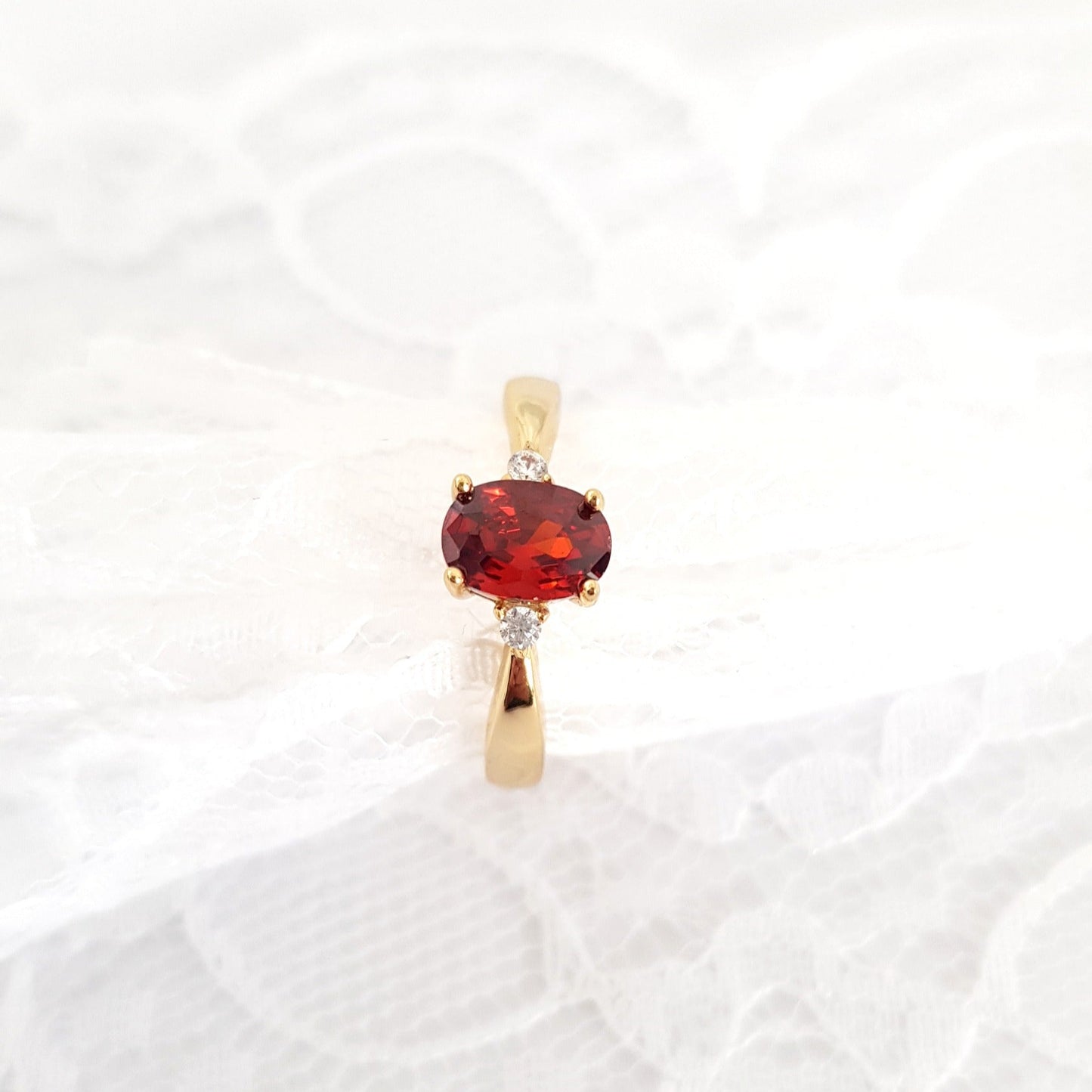 Roter Granat Ring, red garnet Ring, roter Ring, gold Ring, Damenring, Fingerring, goldener Ring, Granat Ring, Garnet Ring, ring for women, ring gift, ring jewelry, red ring, red stone ring, eleganter roter Granat Ring mit ovalem geschliffenen Stein in Krappenfassung mit weissen Zirkon Steinchen vergoldet