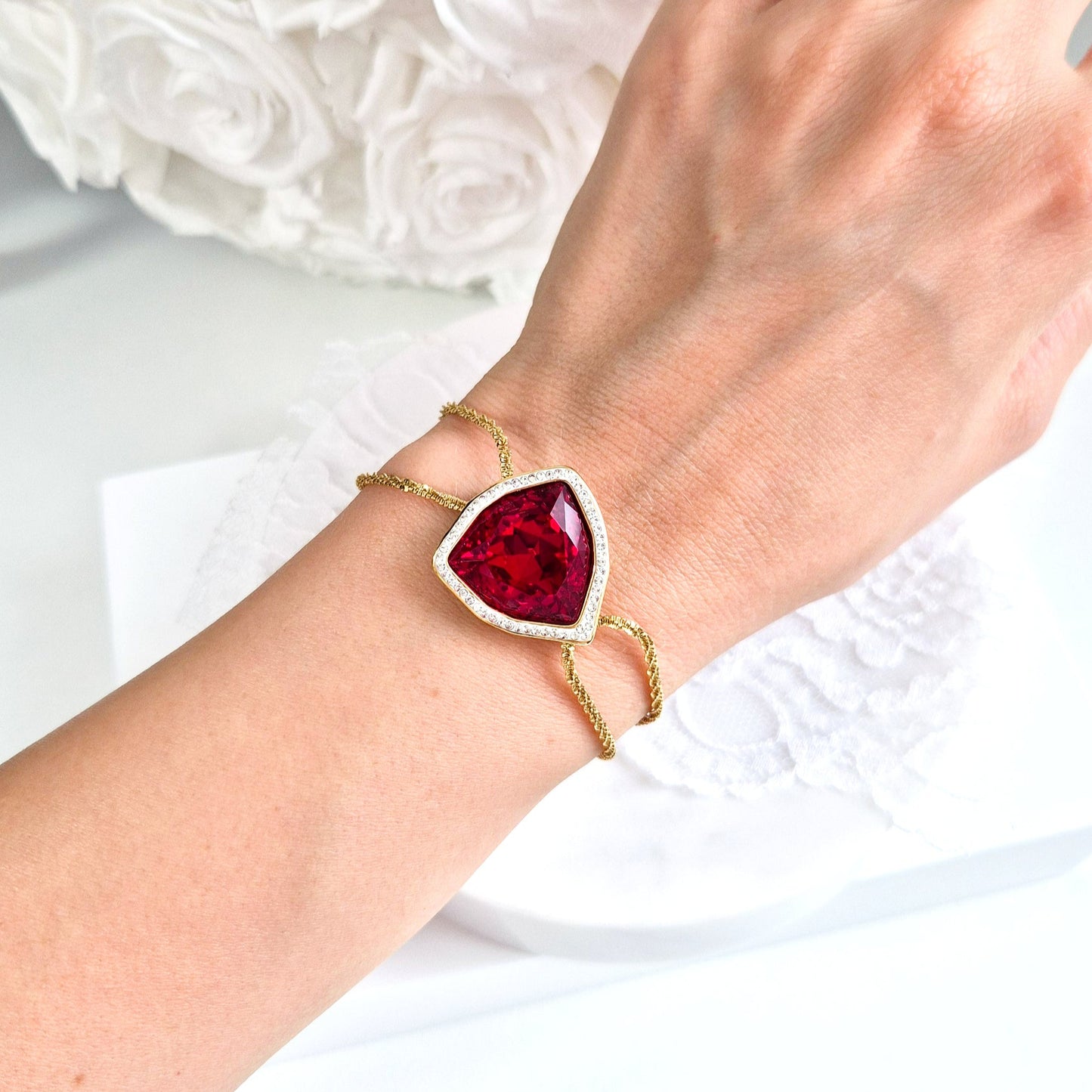 Red stone bracelet, Armband mit rotem Stein, goldenes Armband, Bracelet