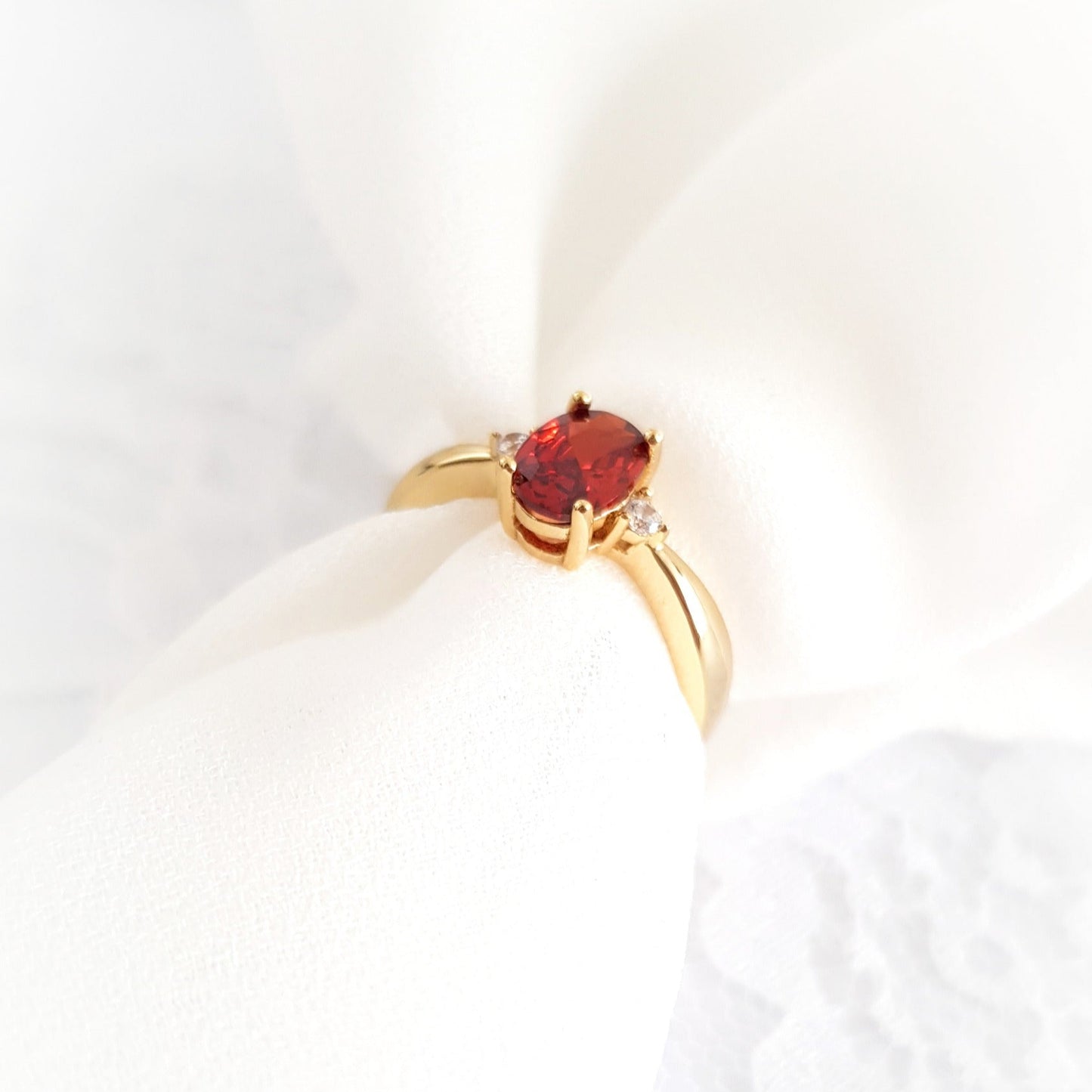 Roter Granat Ring, red garnet Ring, roter Ring, gold Ring, Damenring, Fingerring, goldener Ring, Granat Ring, Garnet Ring, ring for women, ring gift, ring jewelry, red ring, red stone ring, eleganter roter Granat Ring mit ovalem geschliffenen Stein in Krappenfassung mit weissen Zirkon Steinchen vergoldet