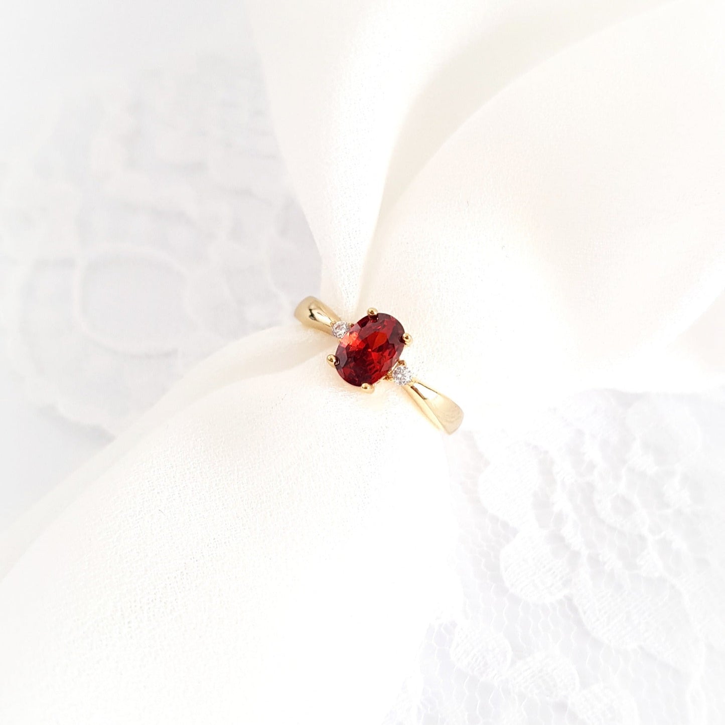 Roter Granat Ring, red garnet Ring, roter Ring, gold Ring, Damenring, Fingerring, goldener Ring, Granat Ring, Garnet Ring, ring for women, ring gift, ring jewelry, red ring, red stone ring, eleganter roter Granat Ring mit ovalem geschliffenen Stein in Krappenfassung mit weissen Zirkon Steinchen vergoldet